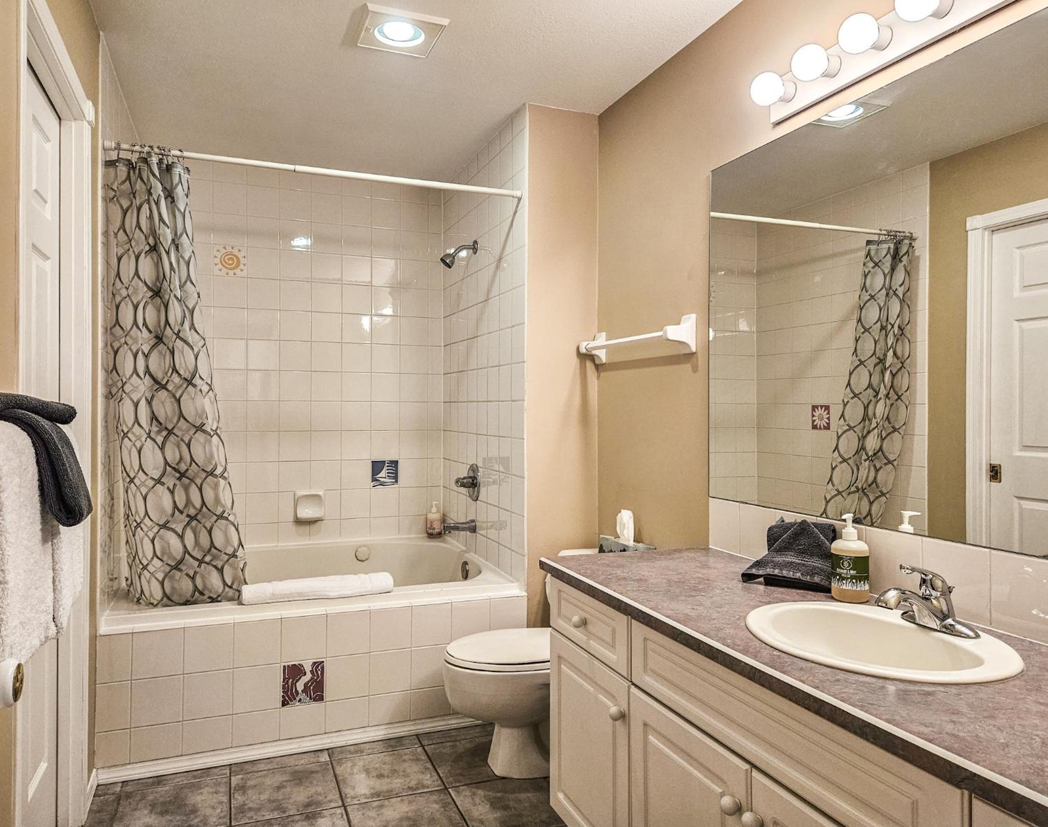One-Bedroom Apartment with View photo 3