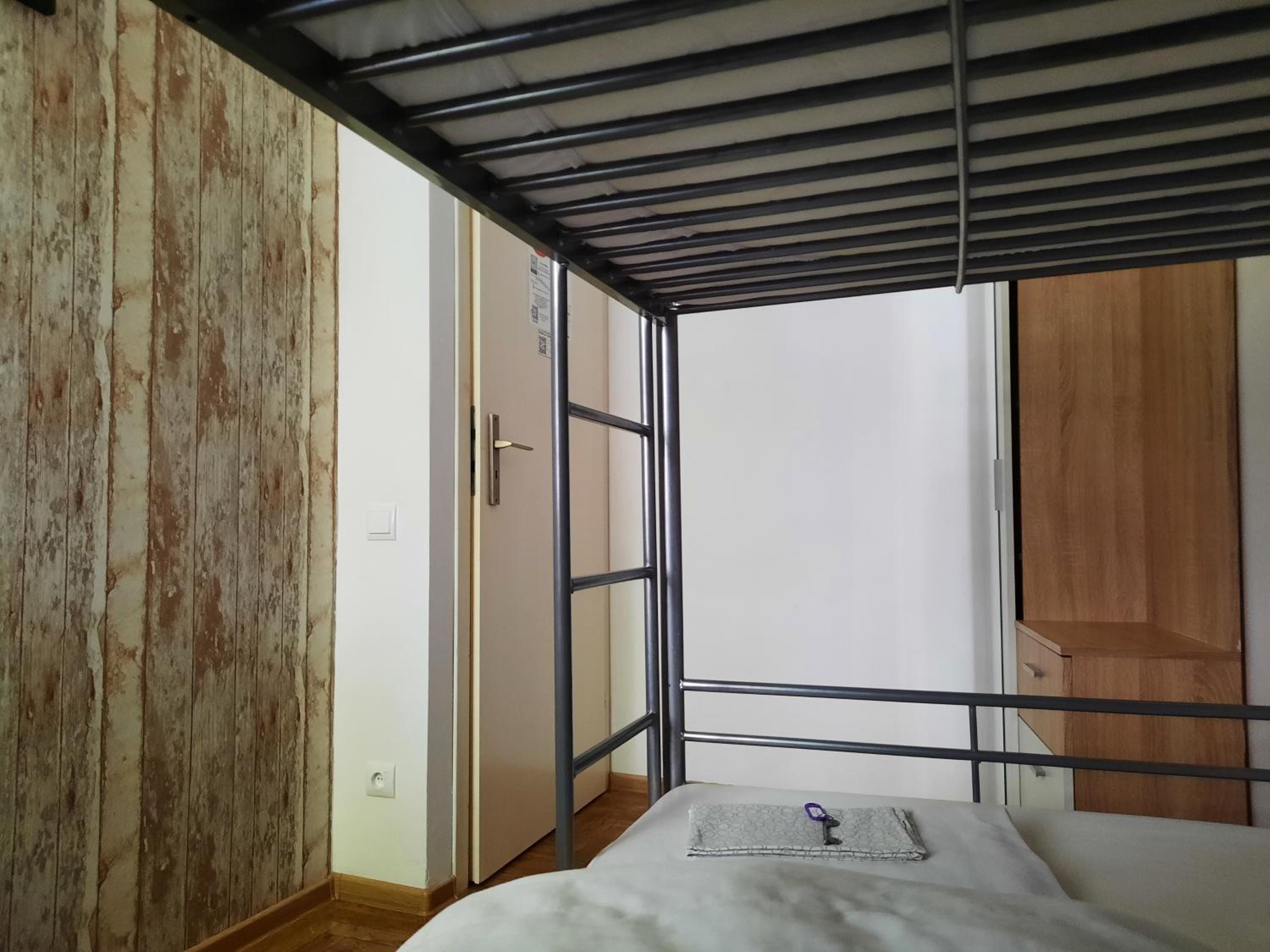 Small Twin Room - Photo 4