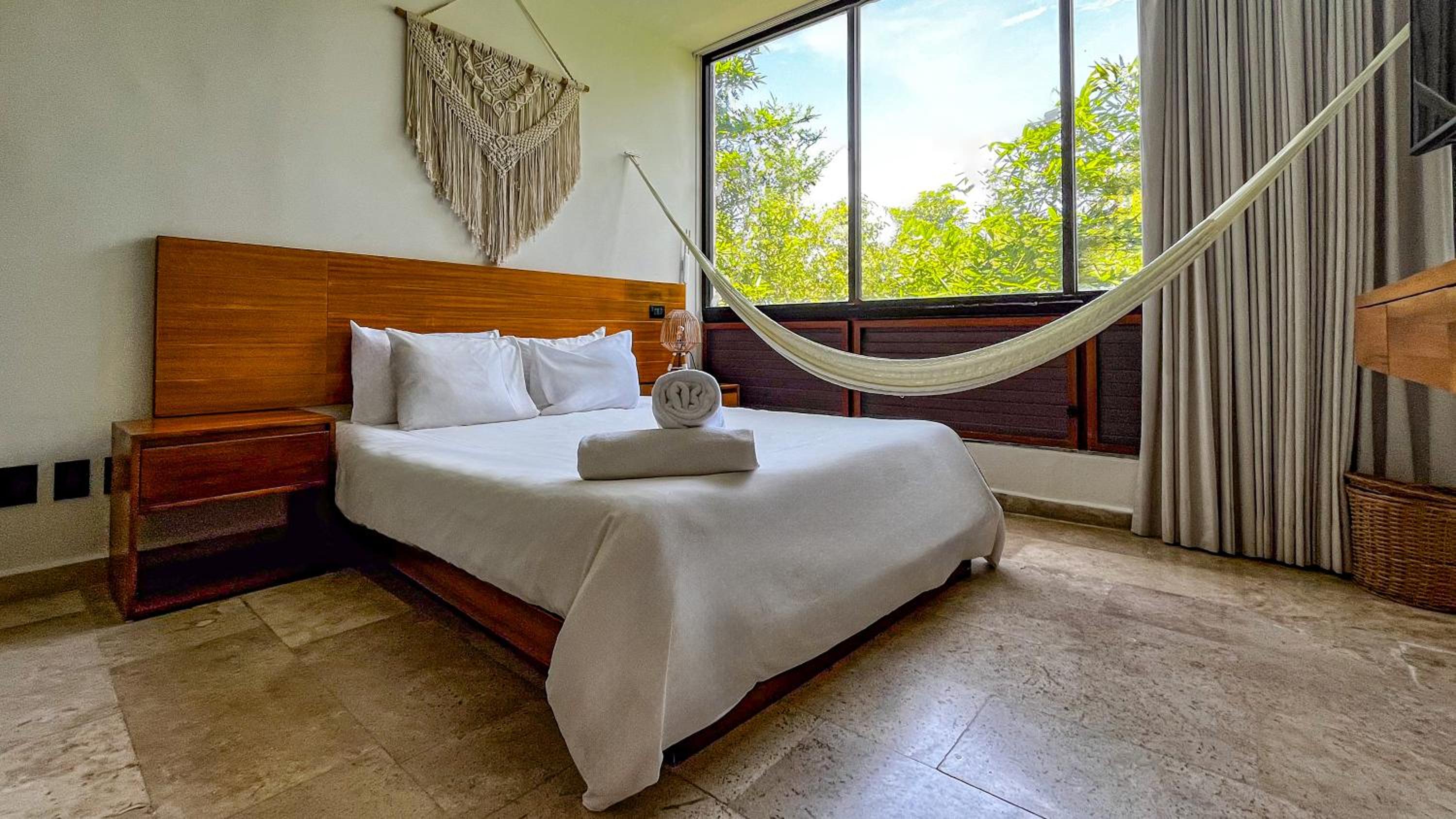 Deluxe Room - Photo 5