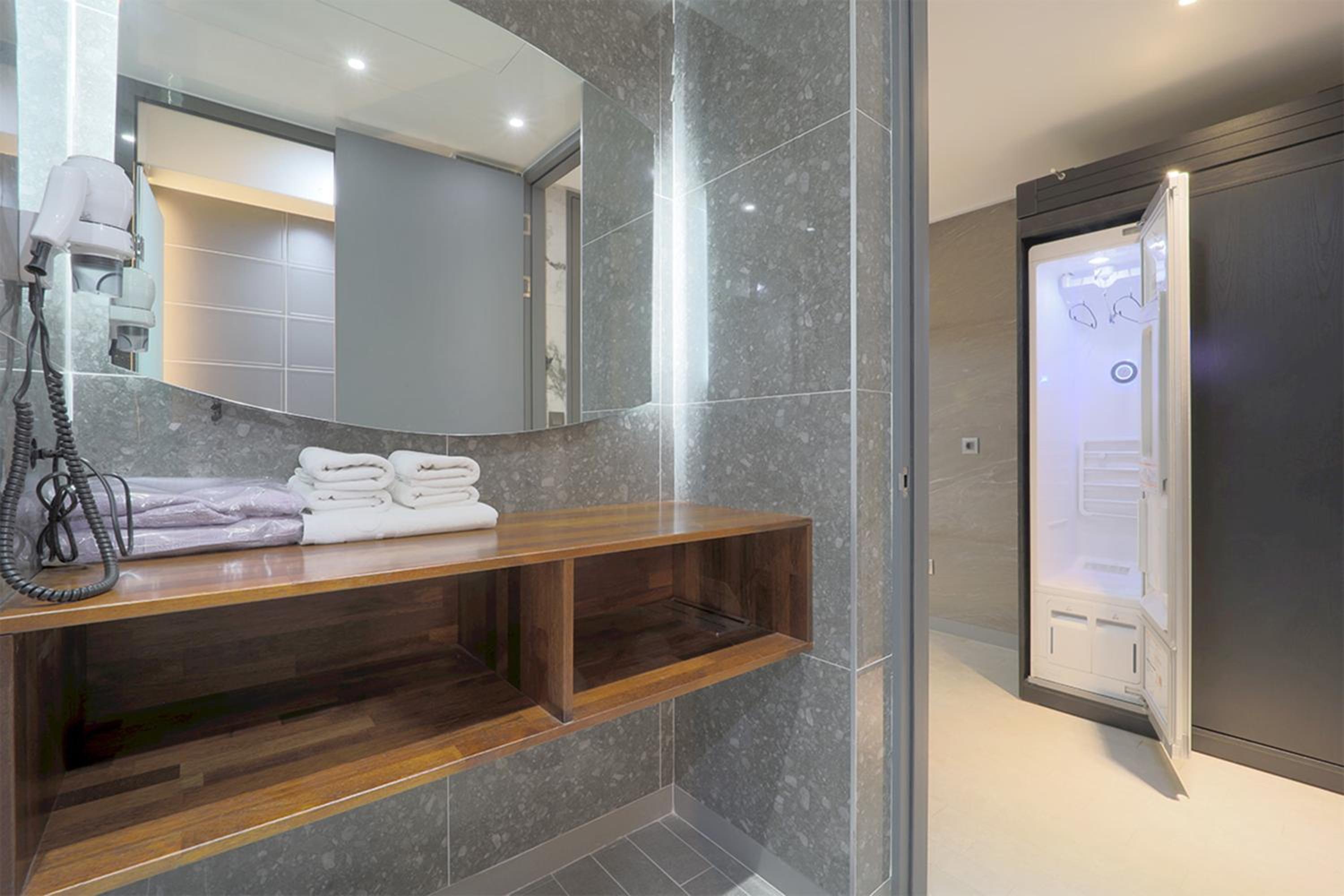 Superior Twin Room with City View - Photo 3