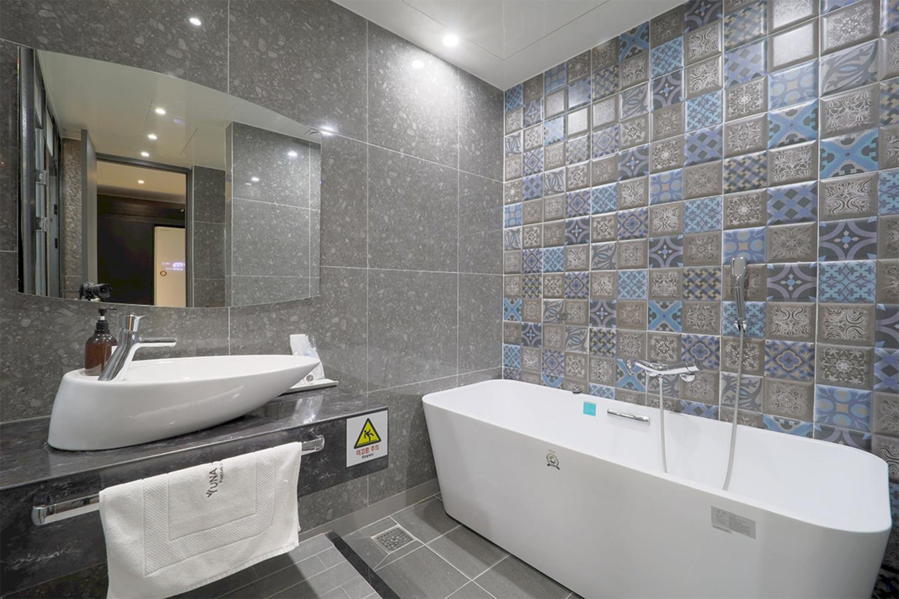 Superior Twin Room with City View - Photo 5