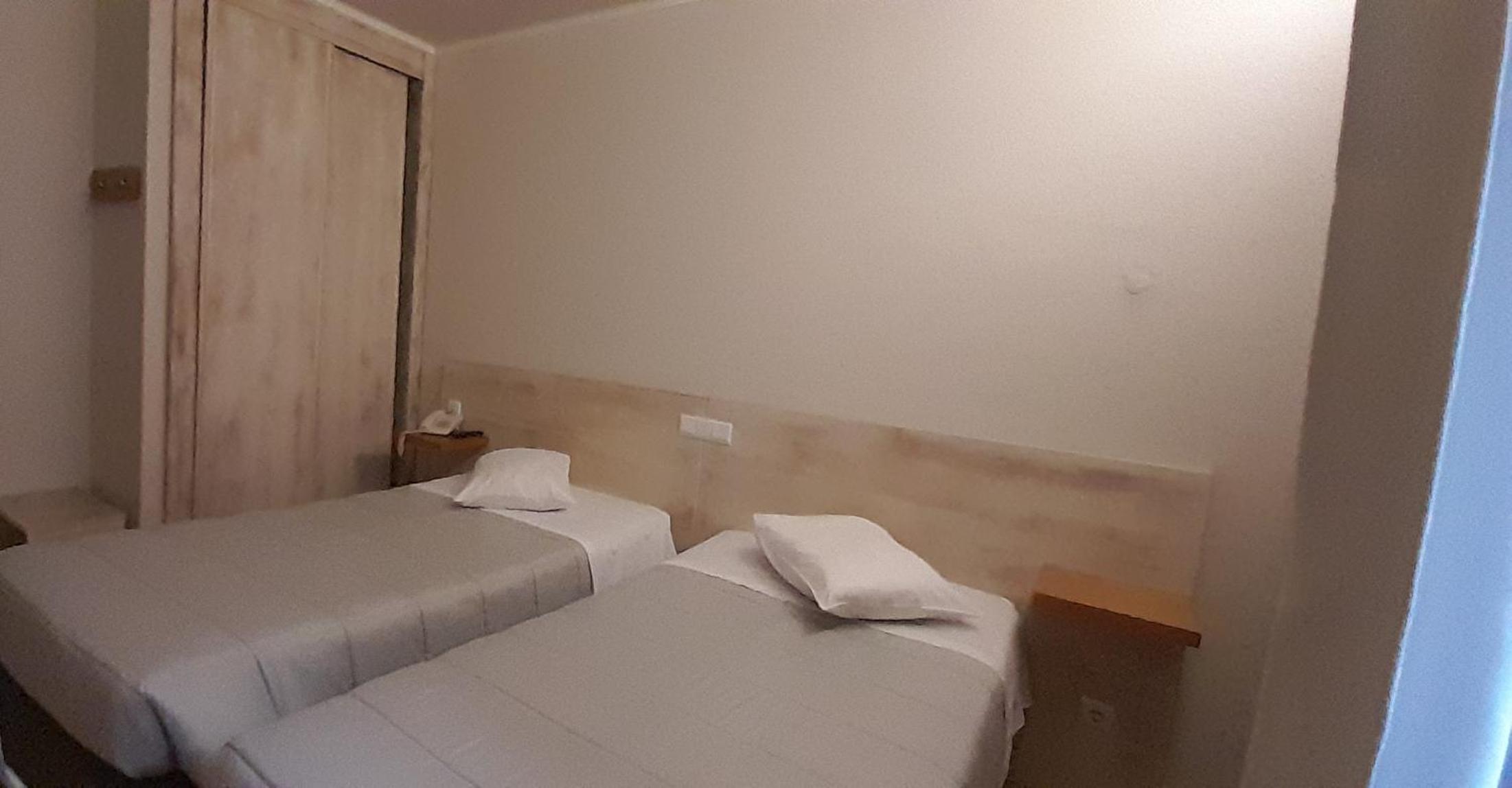 Twin Room - Photo 4