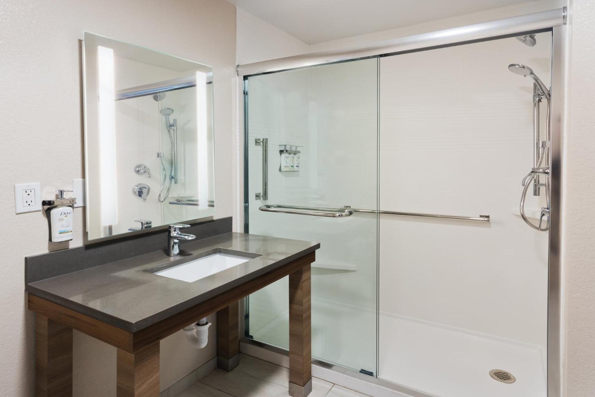 Queen Room with Bath Tub - Mobility Accessible - Non-Smoking - Photo 4