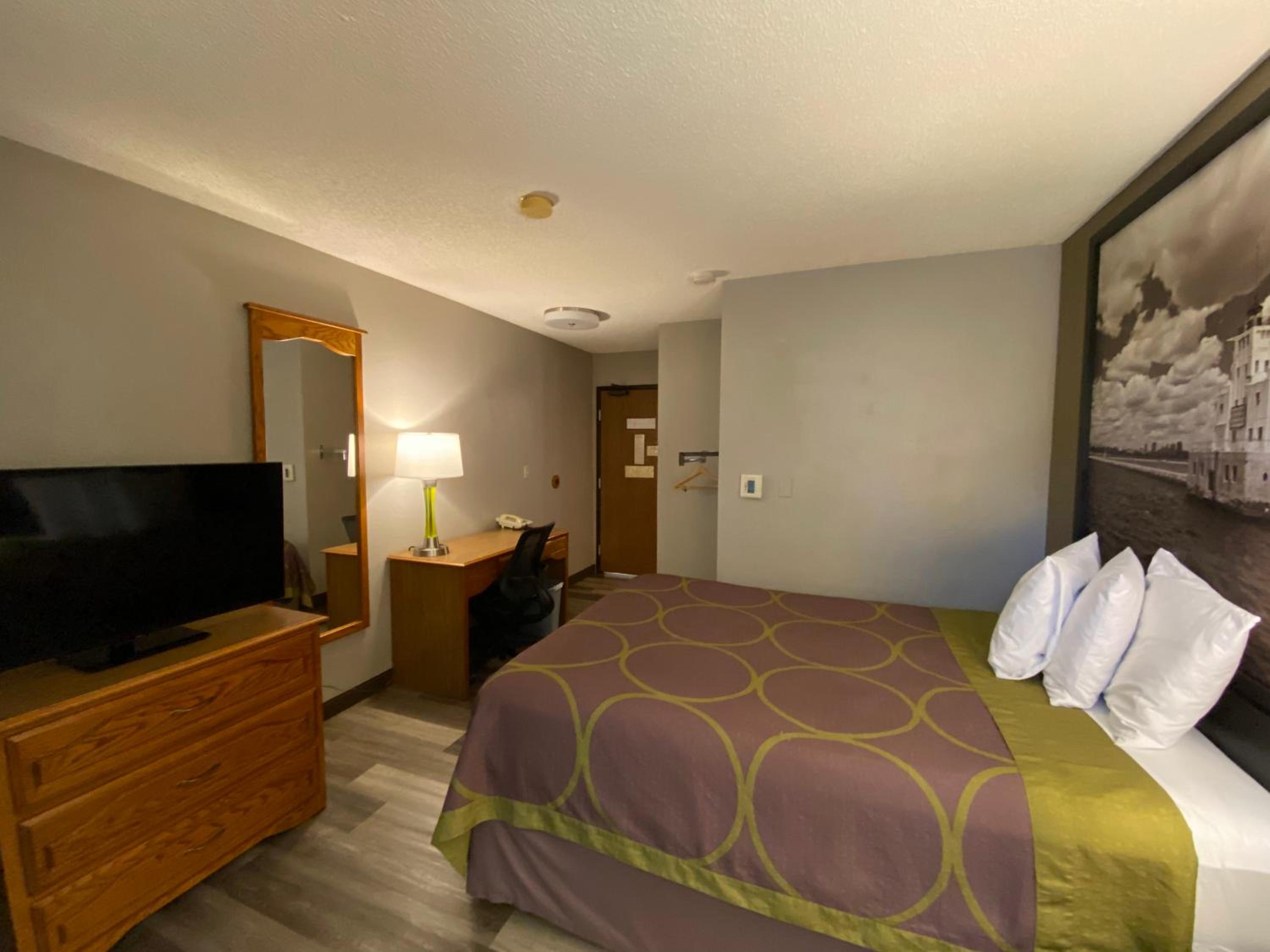 Queen Room - Non-Smoking - Photo 4