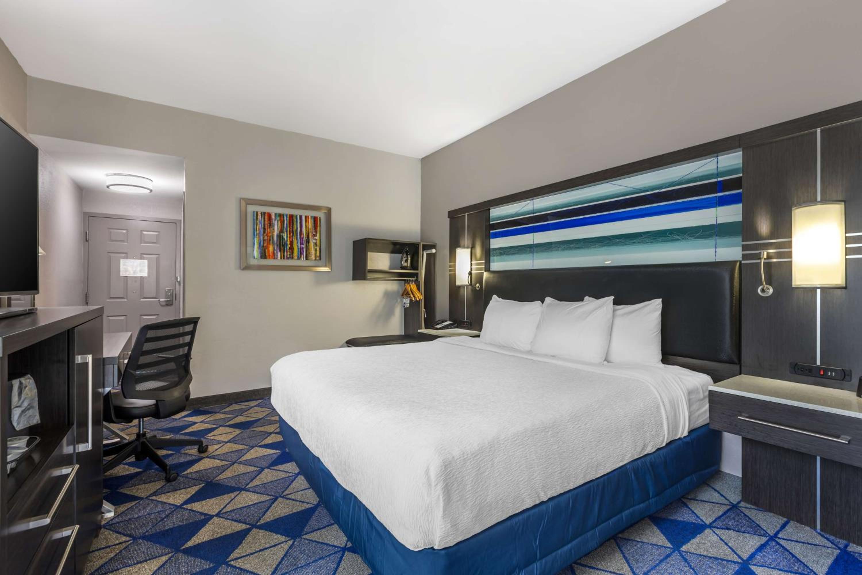 King Room with Roll-in Shower - Disability Access/Non-Smoking - Photo 1