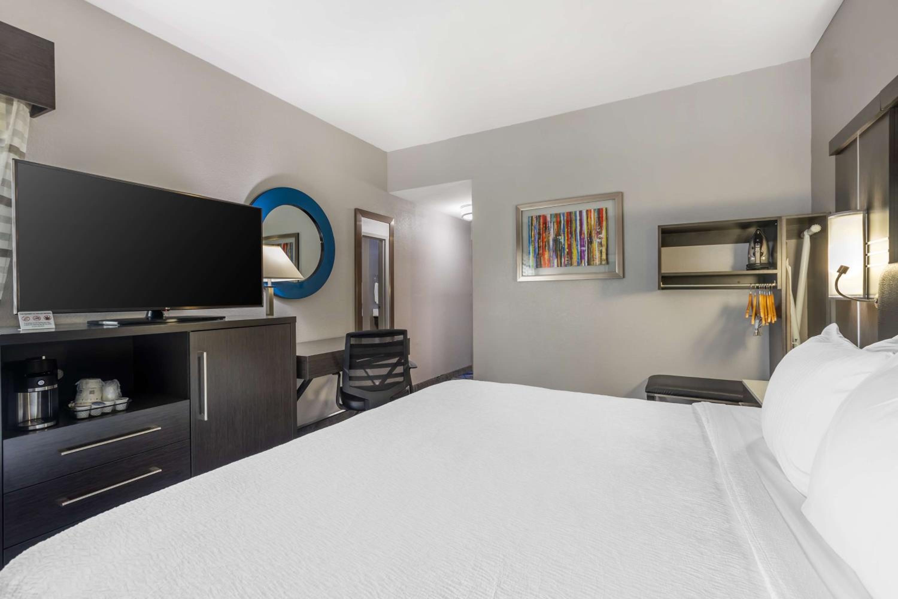 King Room with Roll-in Shower - Disability Access/Non-Smoking - Photo 2