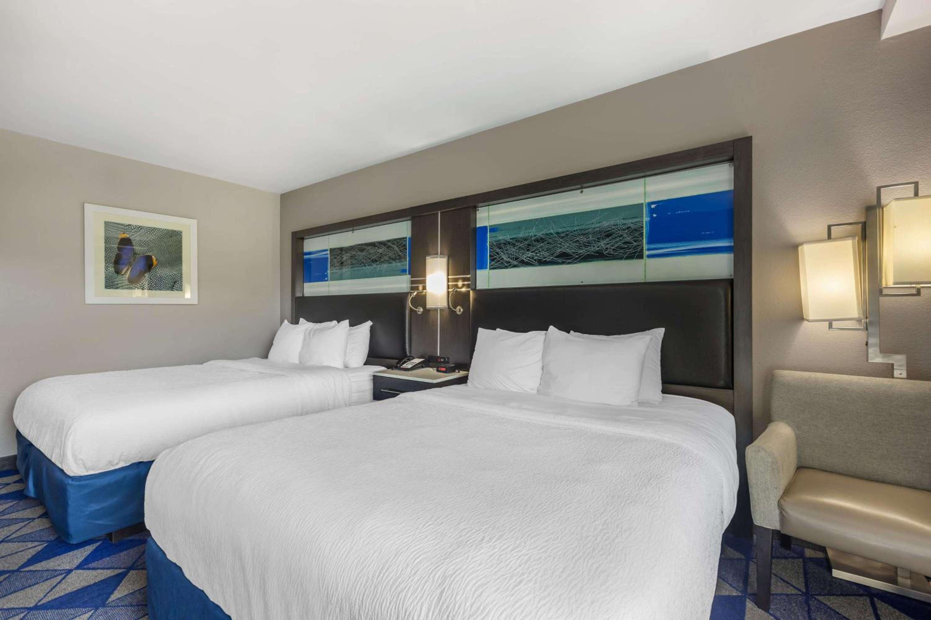 Queen Room with Two Queen Beds - Non-Smoking - Photo 3