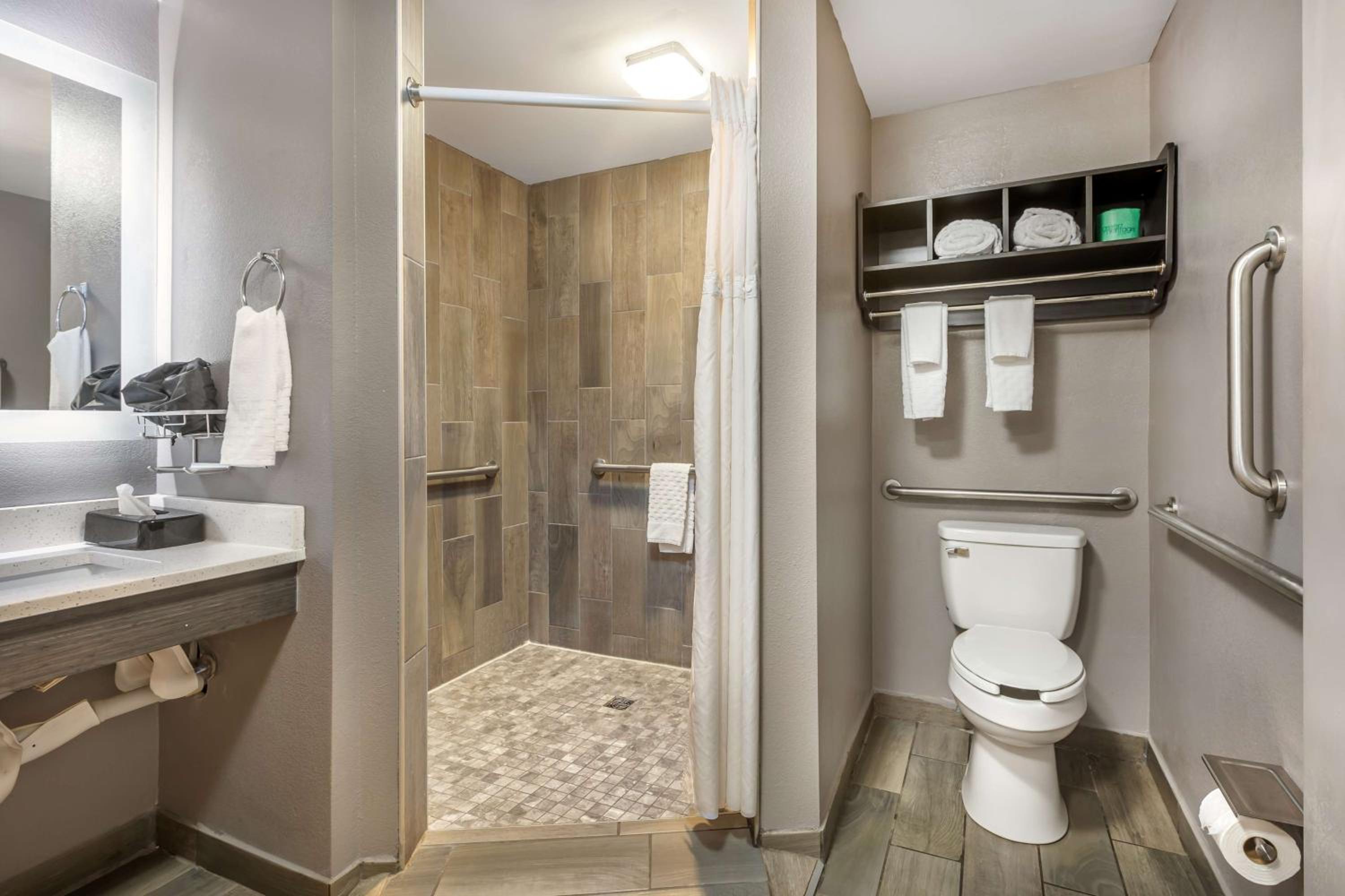 King Room with Roll-in Shower - Disability Access/Non-Smoking - Photo 4