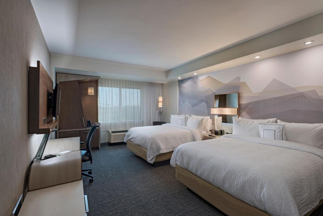 Queen Room with Two Queen Beds and Adapted Tub - Mobility Accessible photo 2