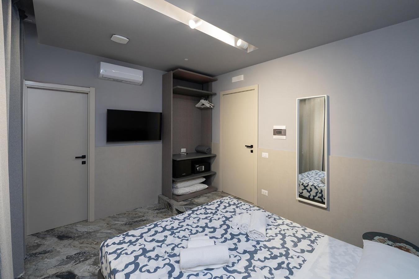 Deluxe Double Room with Side Sea View