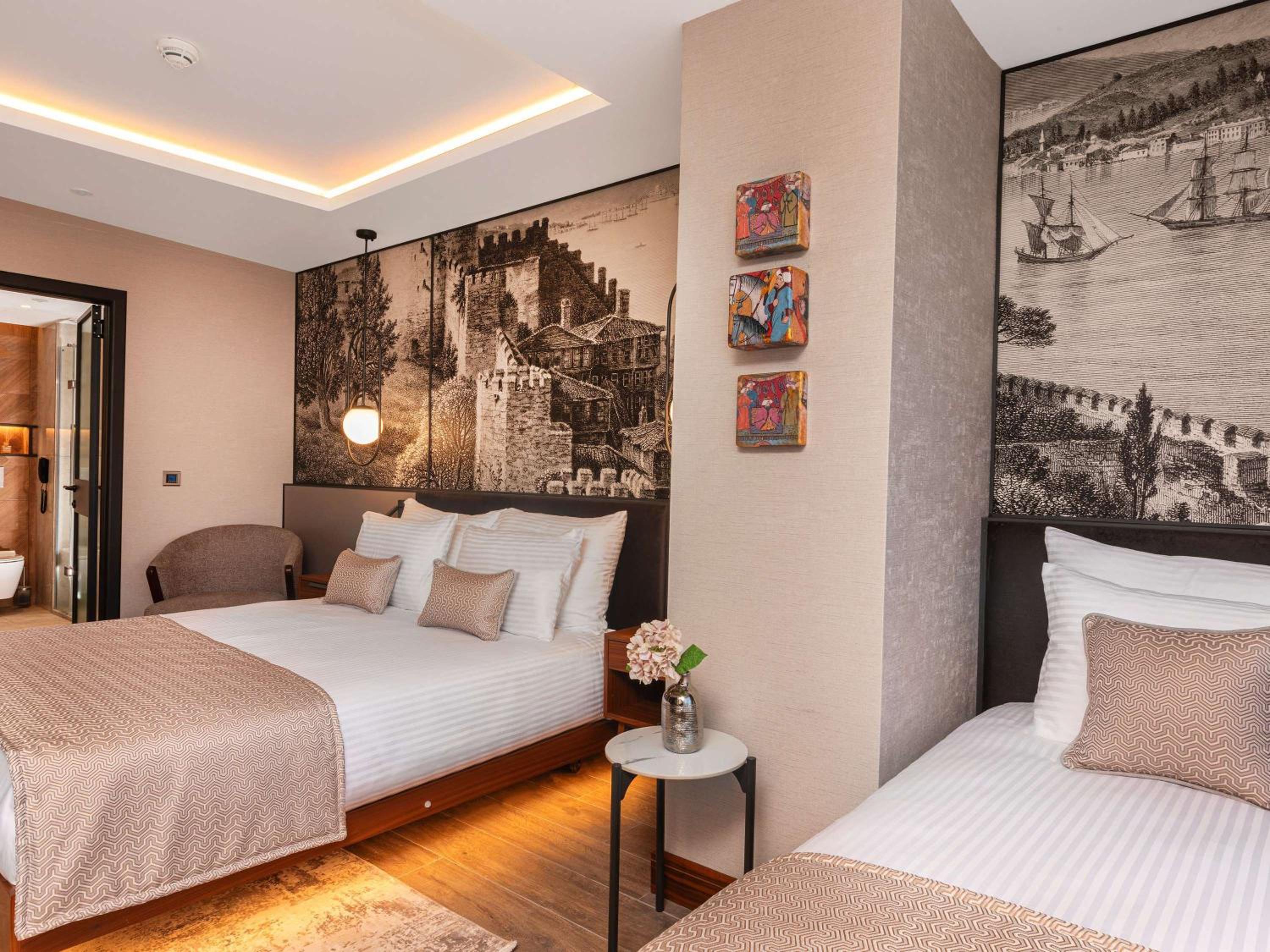 Superior Room with One Queen Bed and One Single Bed thumbnail 6