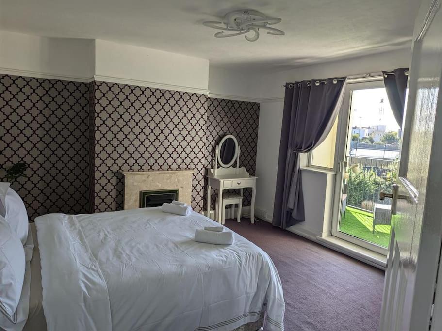 Five-Bedroom House photo 1