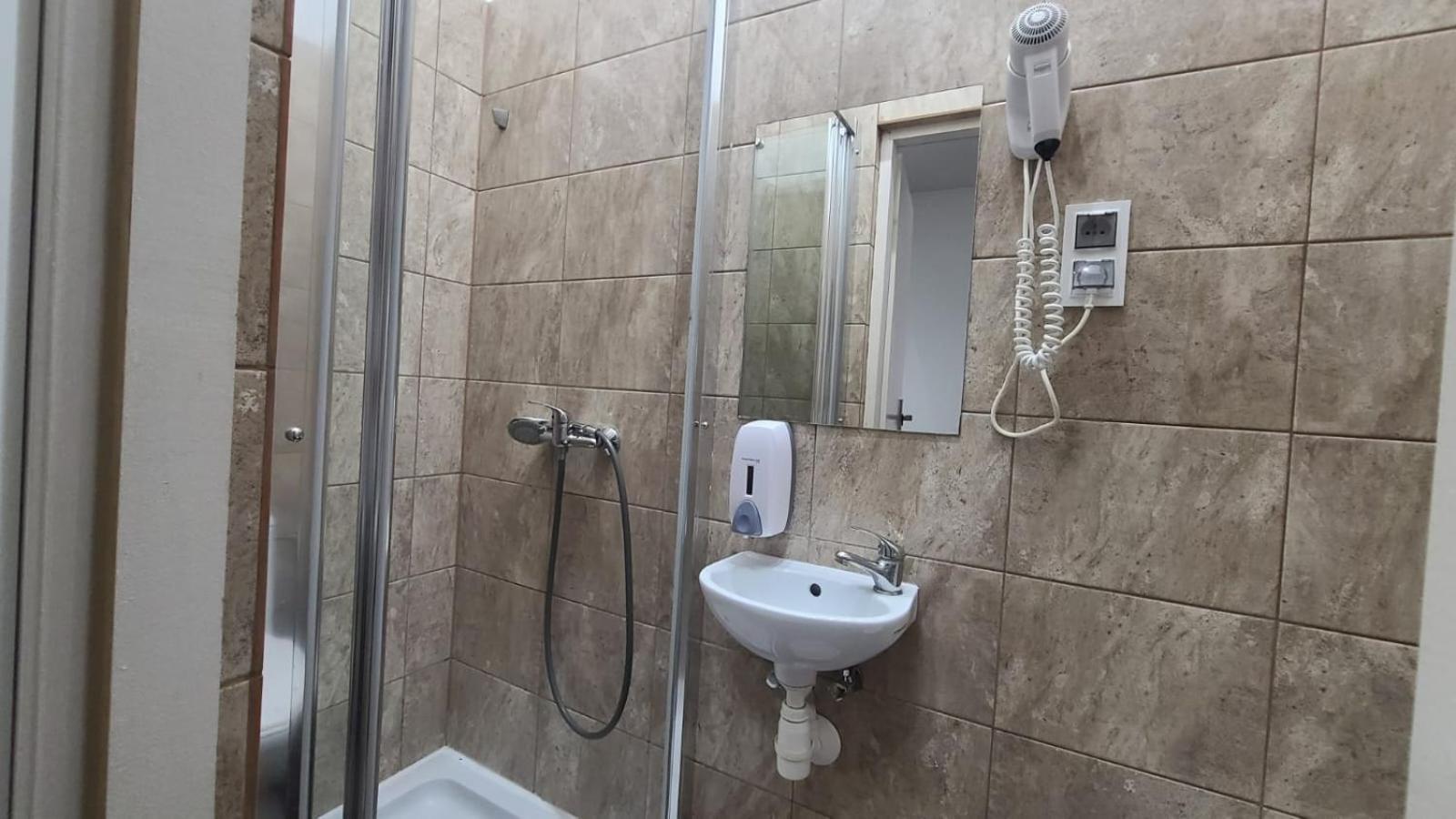Double Room with Private Bathroom - Photo 3