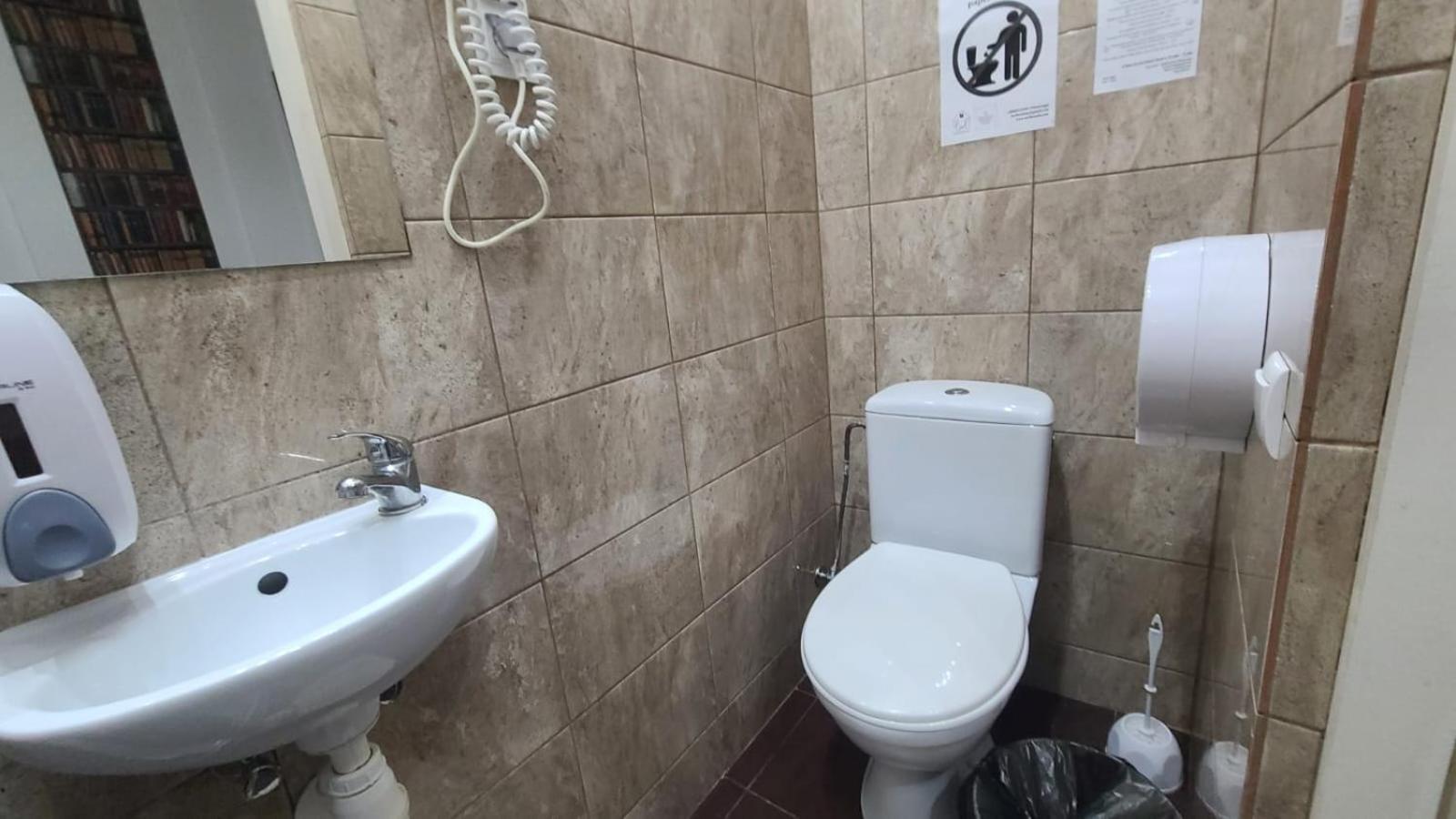 Double Room with Private Bathroom - Photo 7