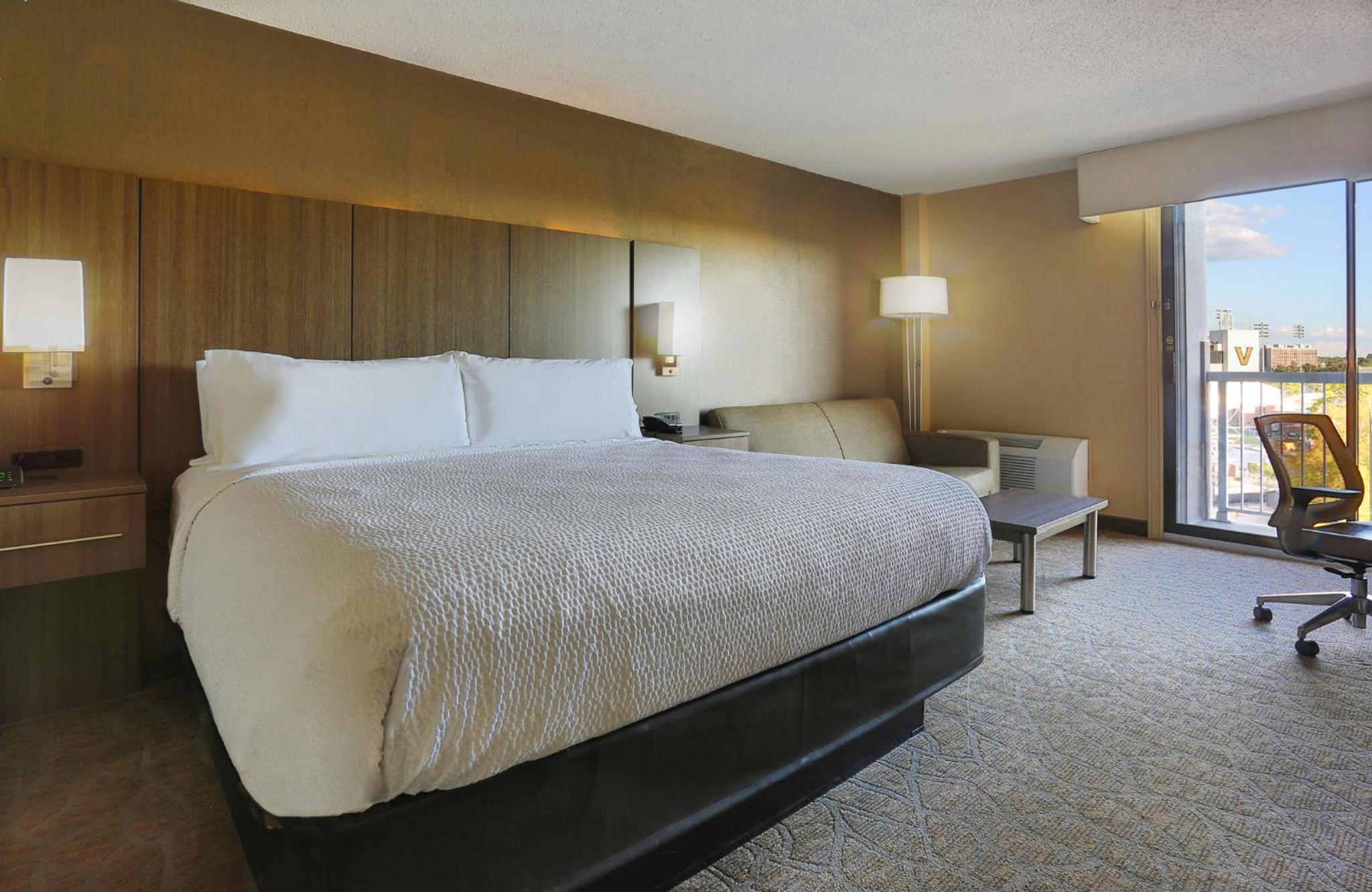 Standard King Room with Sofa Bed thumbnail 6