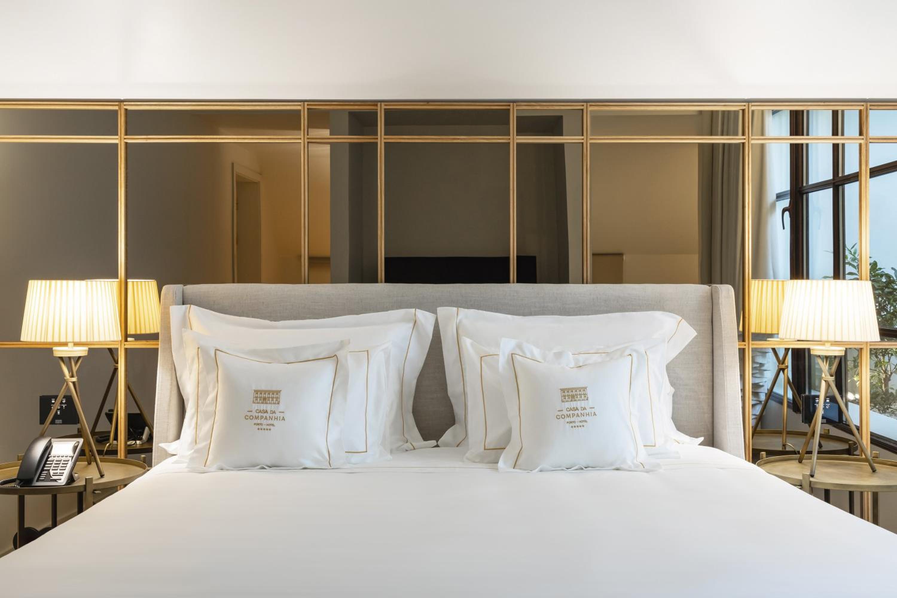 Premium King Room - Photo 4