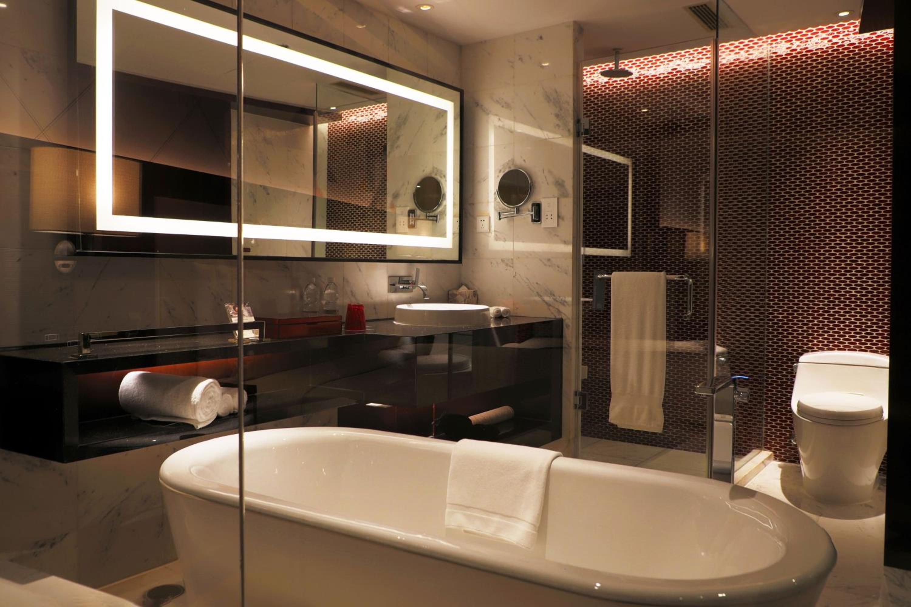 1 King Bed, Renaissance Guest Room (include 10% off for Food & Beverage) - Photo 10