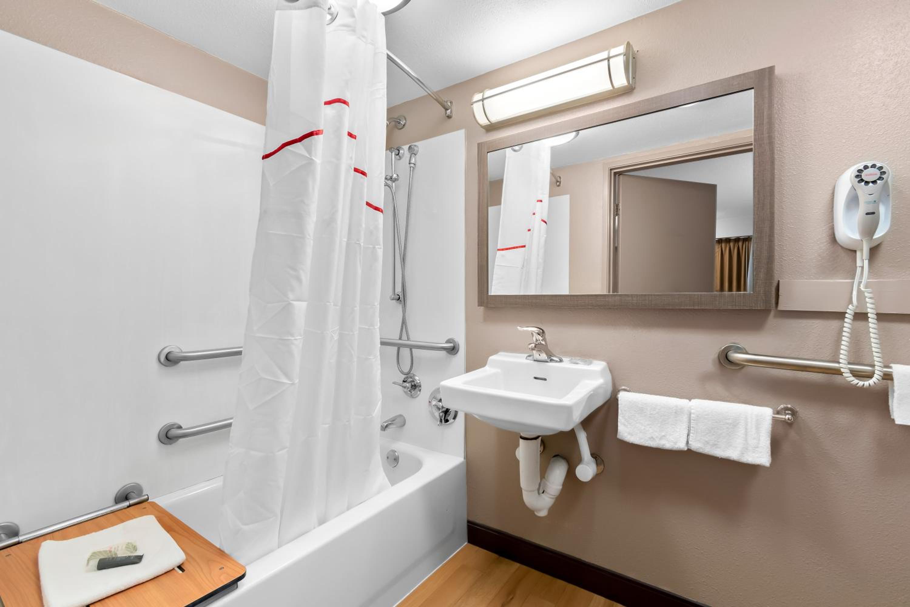 Superior King Room Disability Access Smoke Free - Photo 4