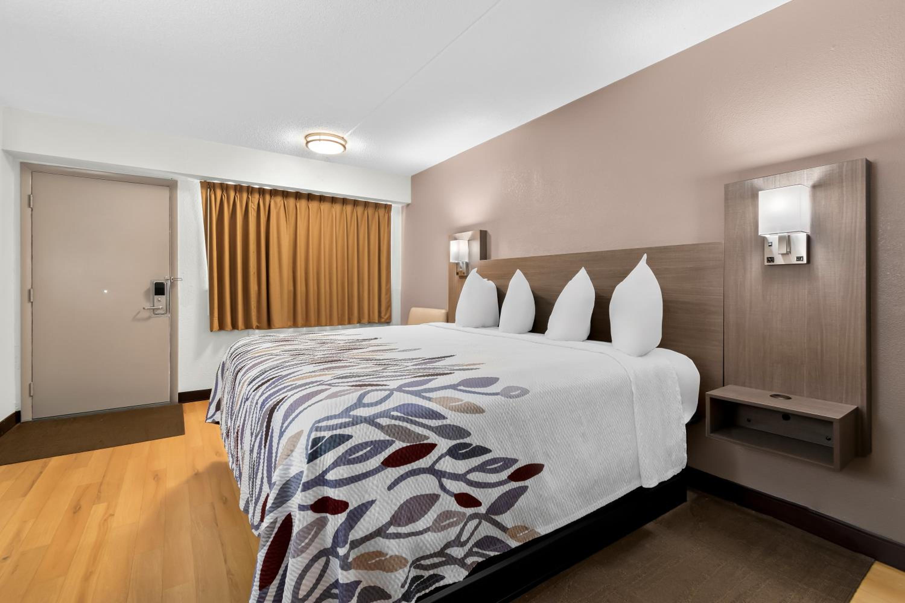 Superior King Room Disability Access Smoke Free - Photo 3