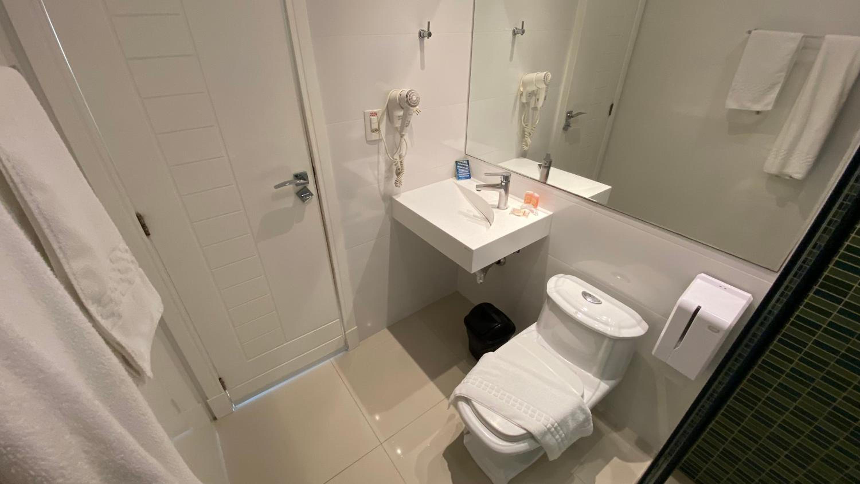  Large King Suite with Balcony photo 3