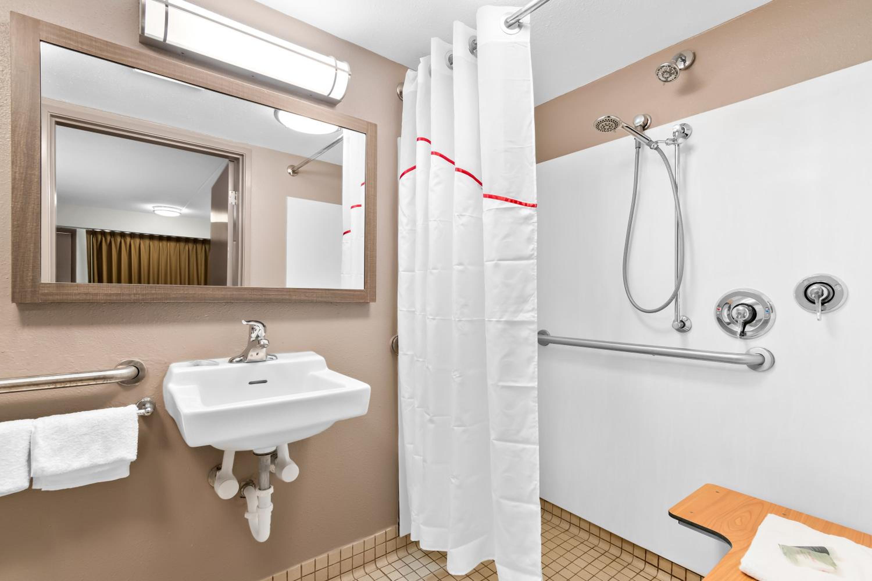 Superior King Room Disability Access Roll-In Shower Smoke Free - Photo 4