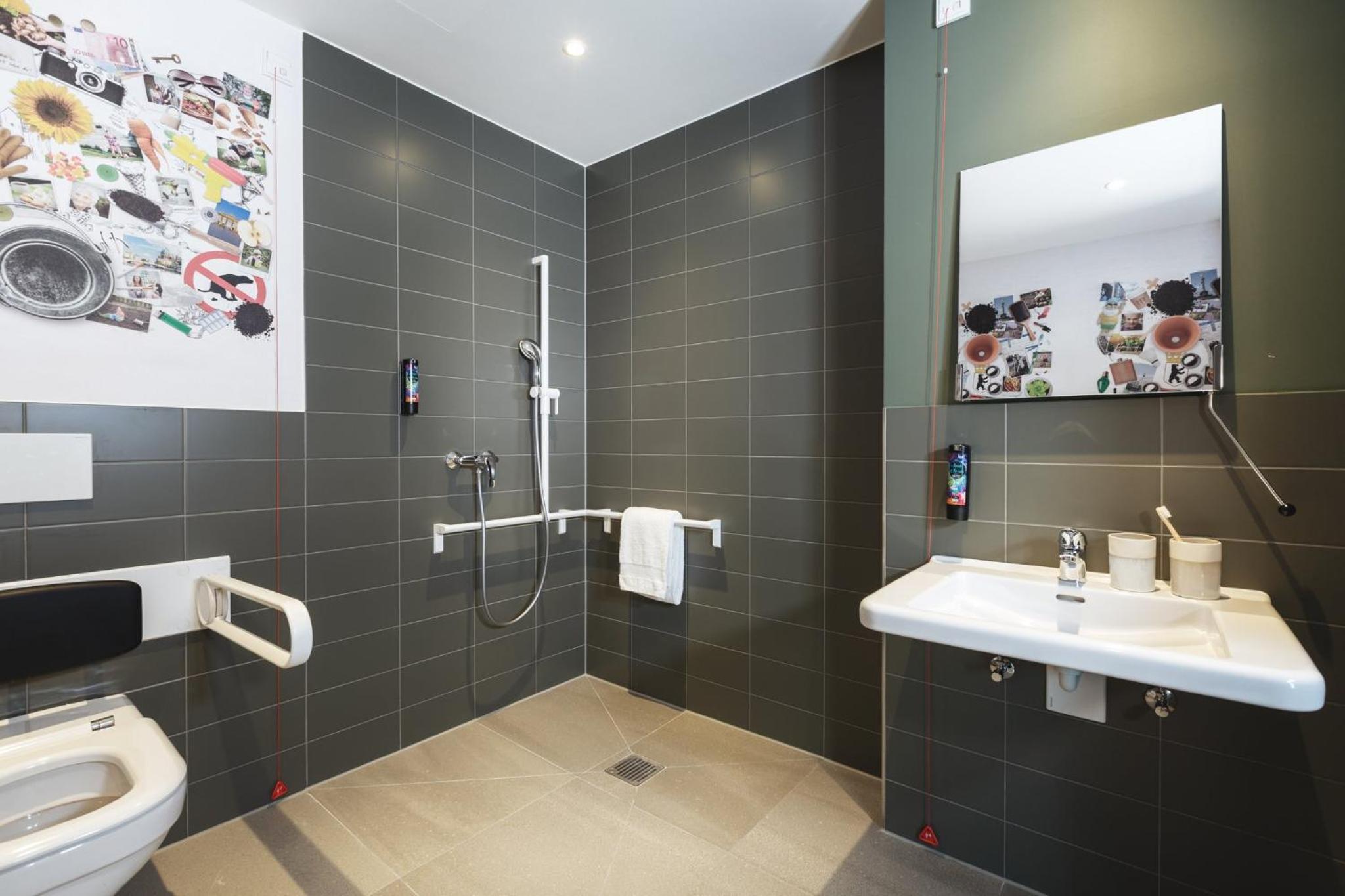 Standard Queen Room - Photo 9