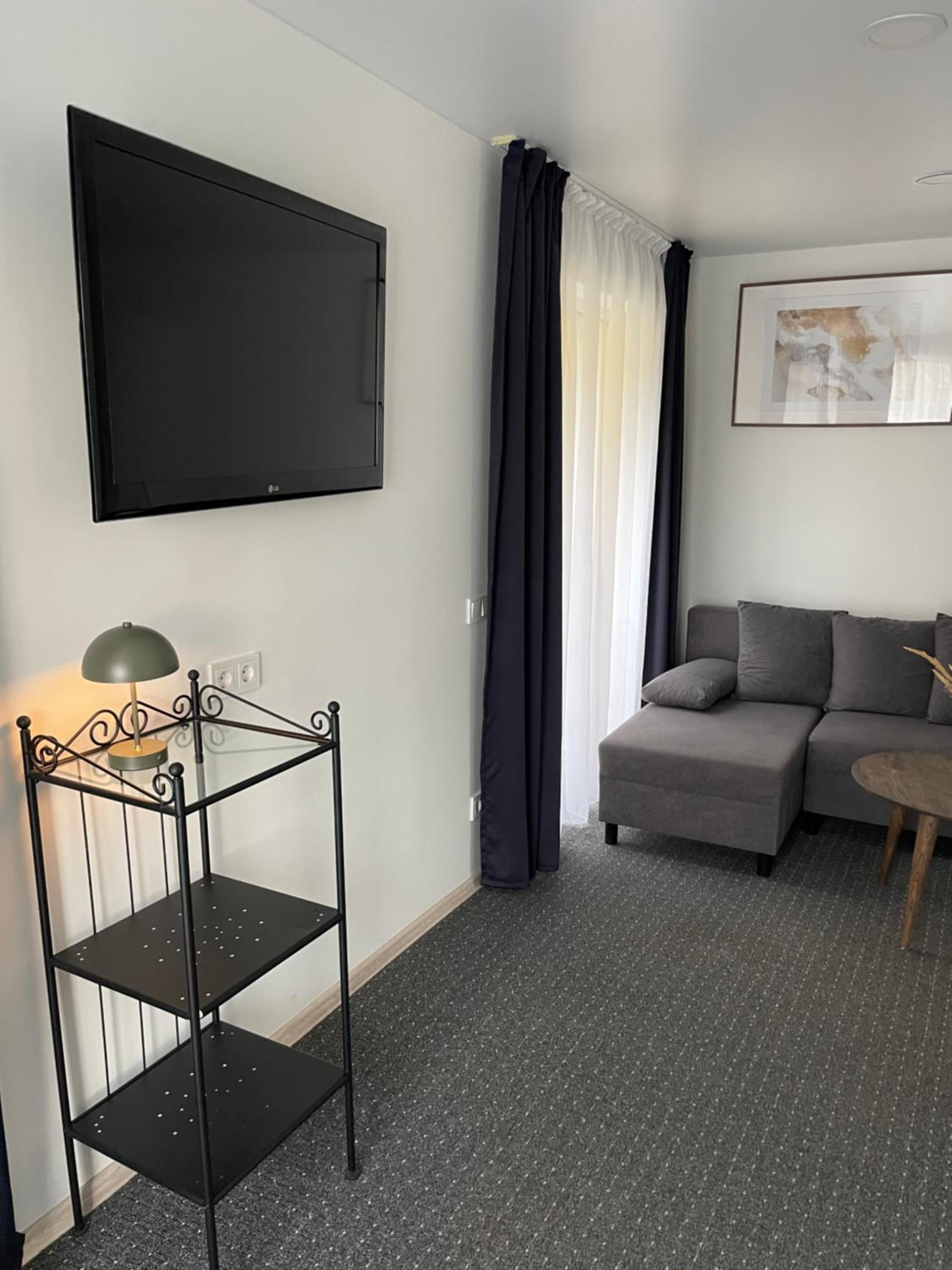 Large Double Room - Photo 8