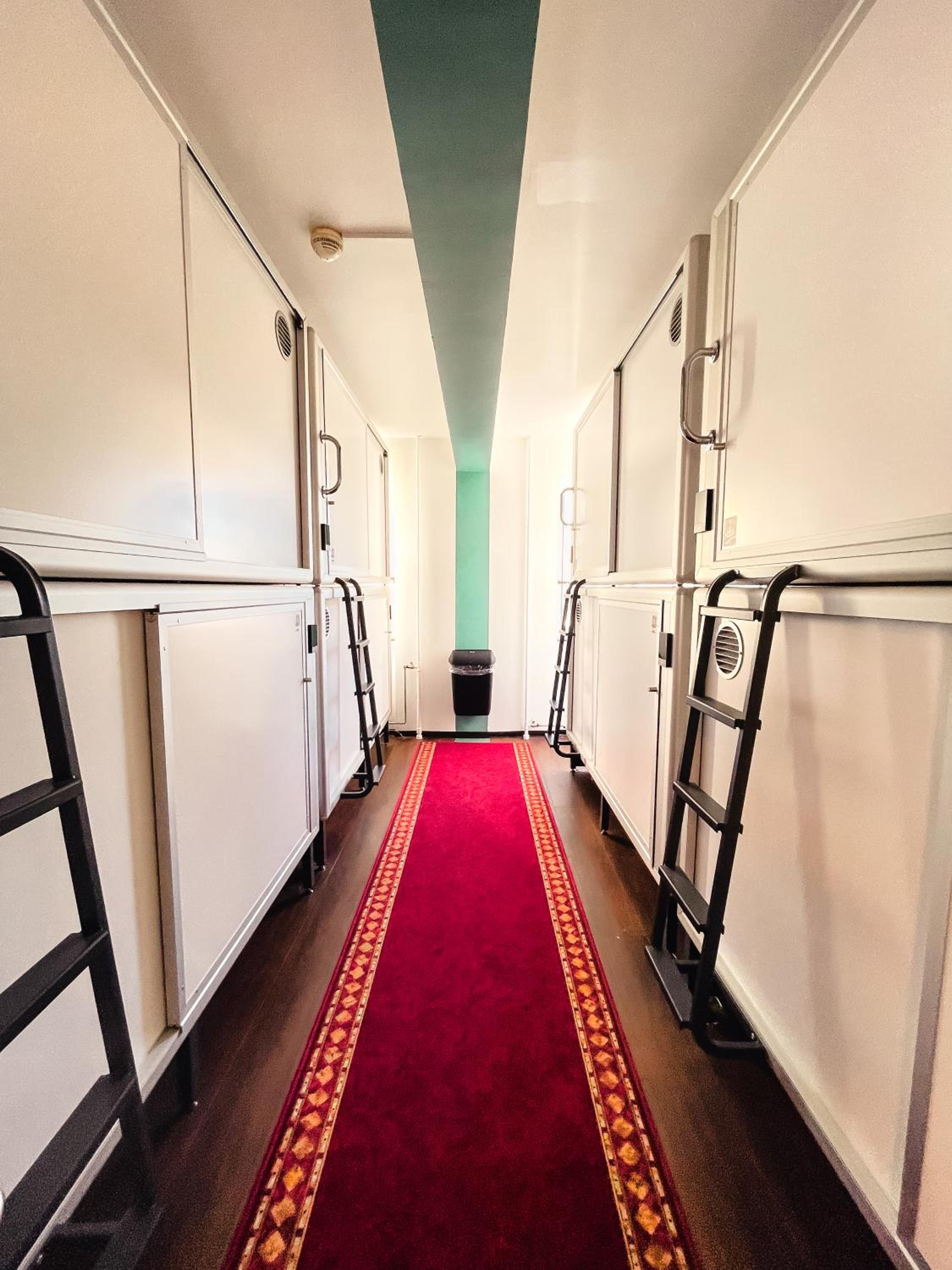 Double bed in a private Capsule (2 pax) - Upper level