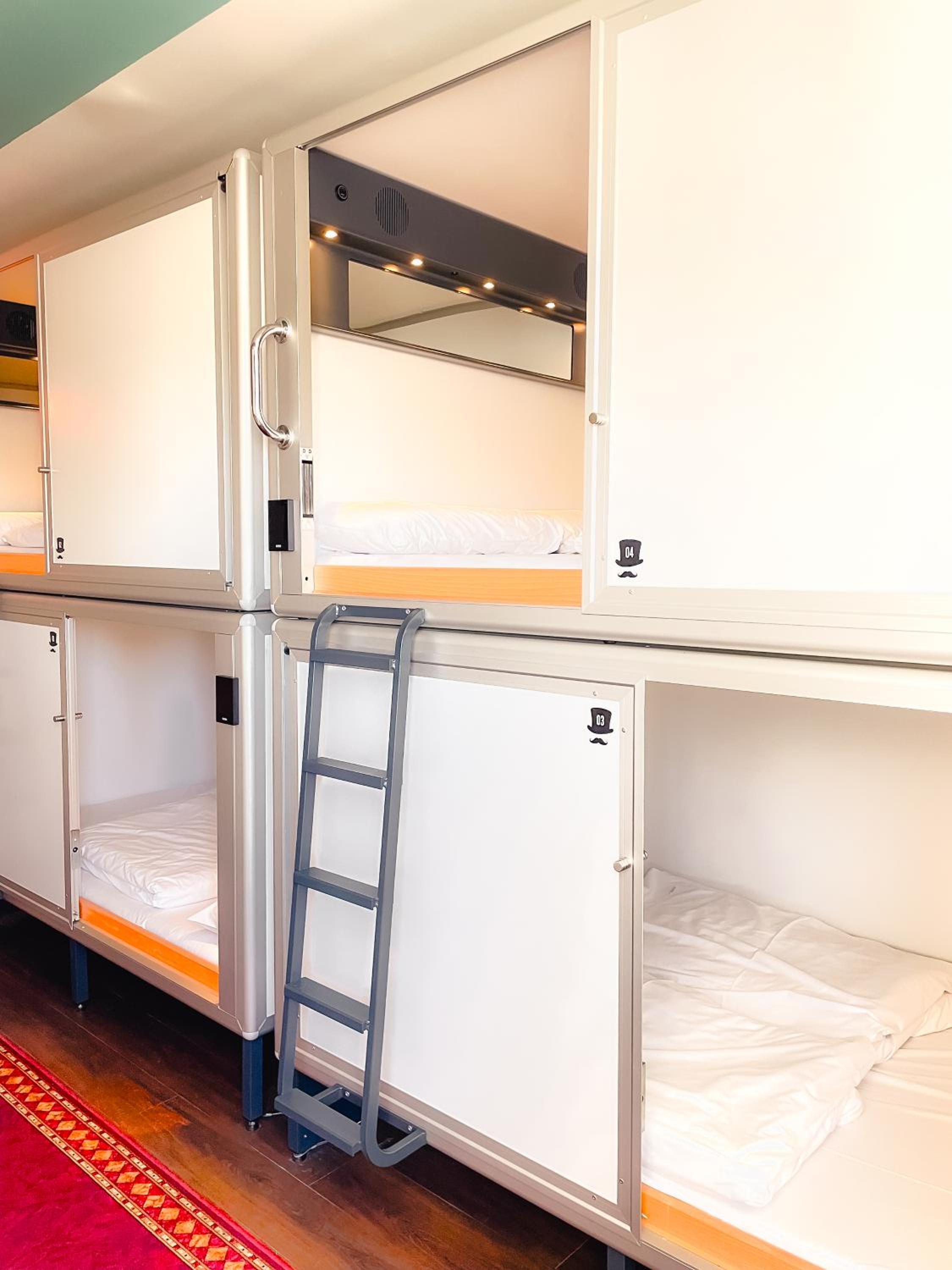 Double bed in a private Capsule (2 pax) - Upper level