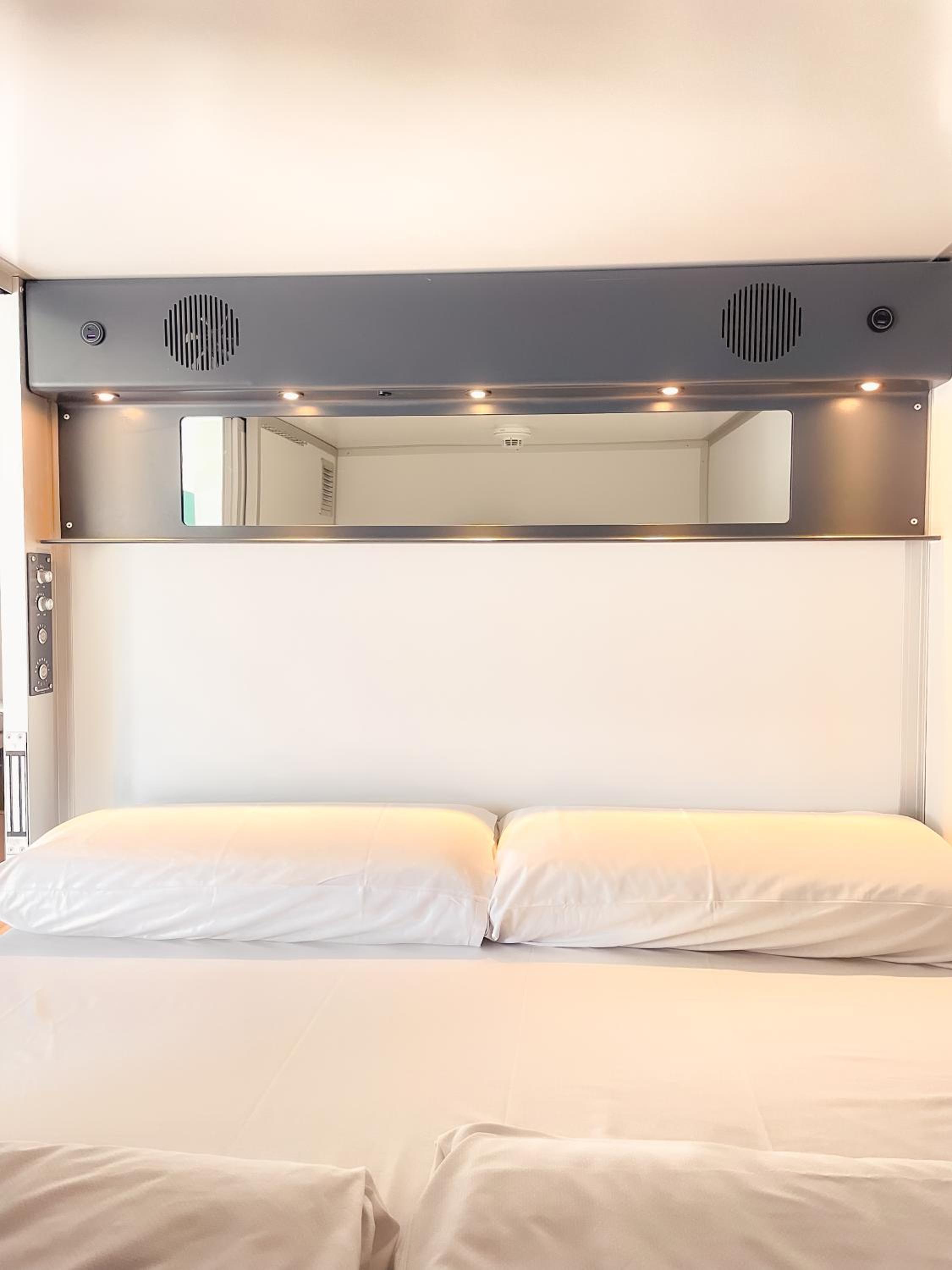 Double bed in a private Capsule (2 pax) - Lower level