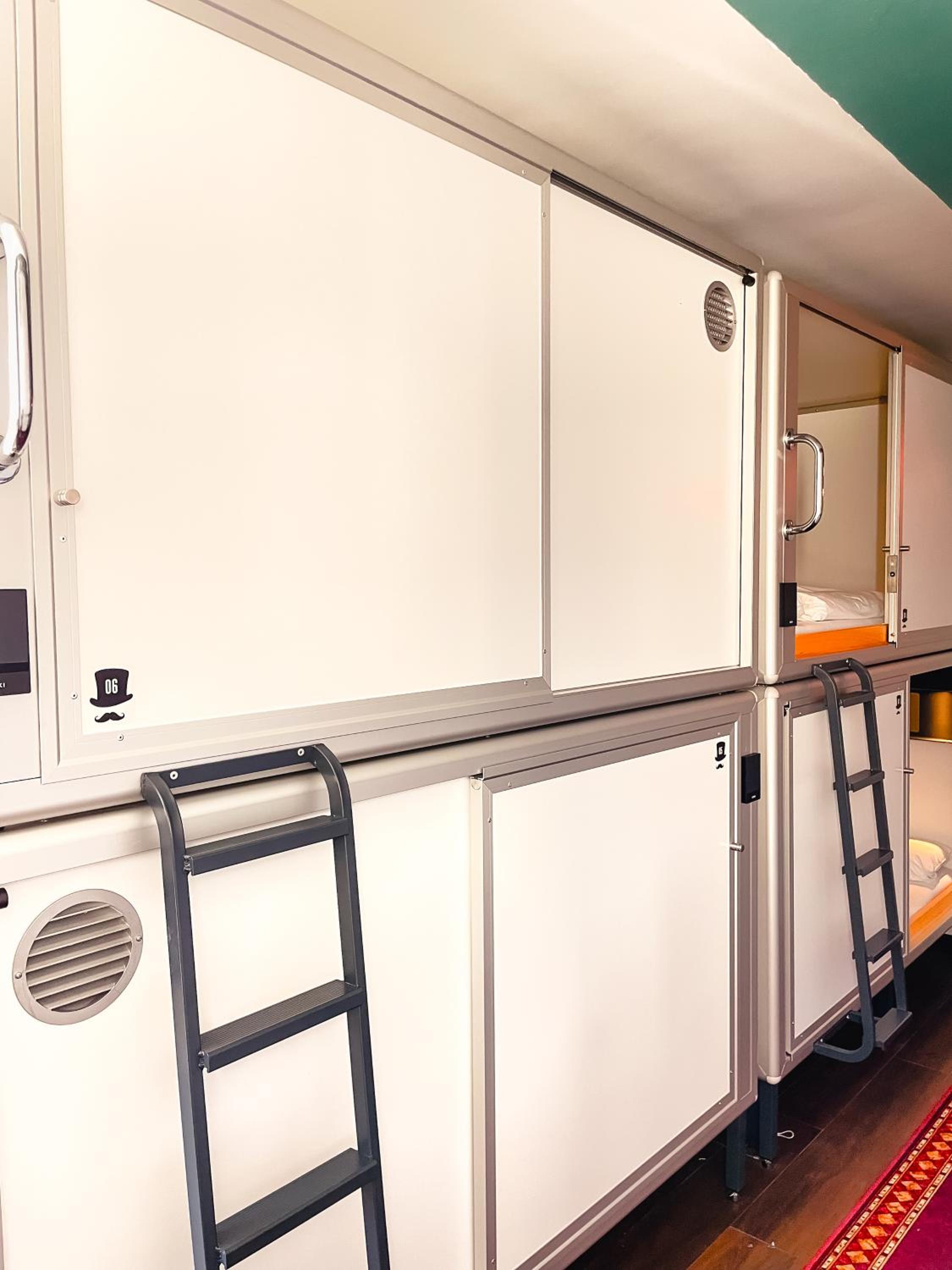 Single Private Capsule In 8 Capsule Room