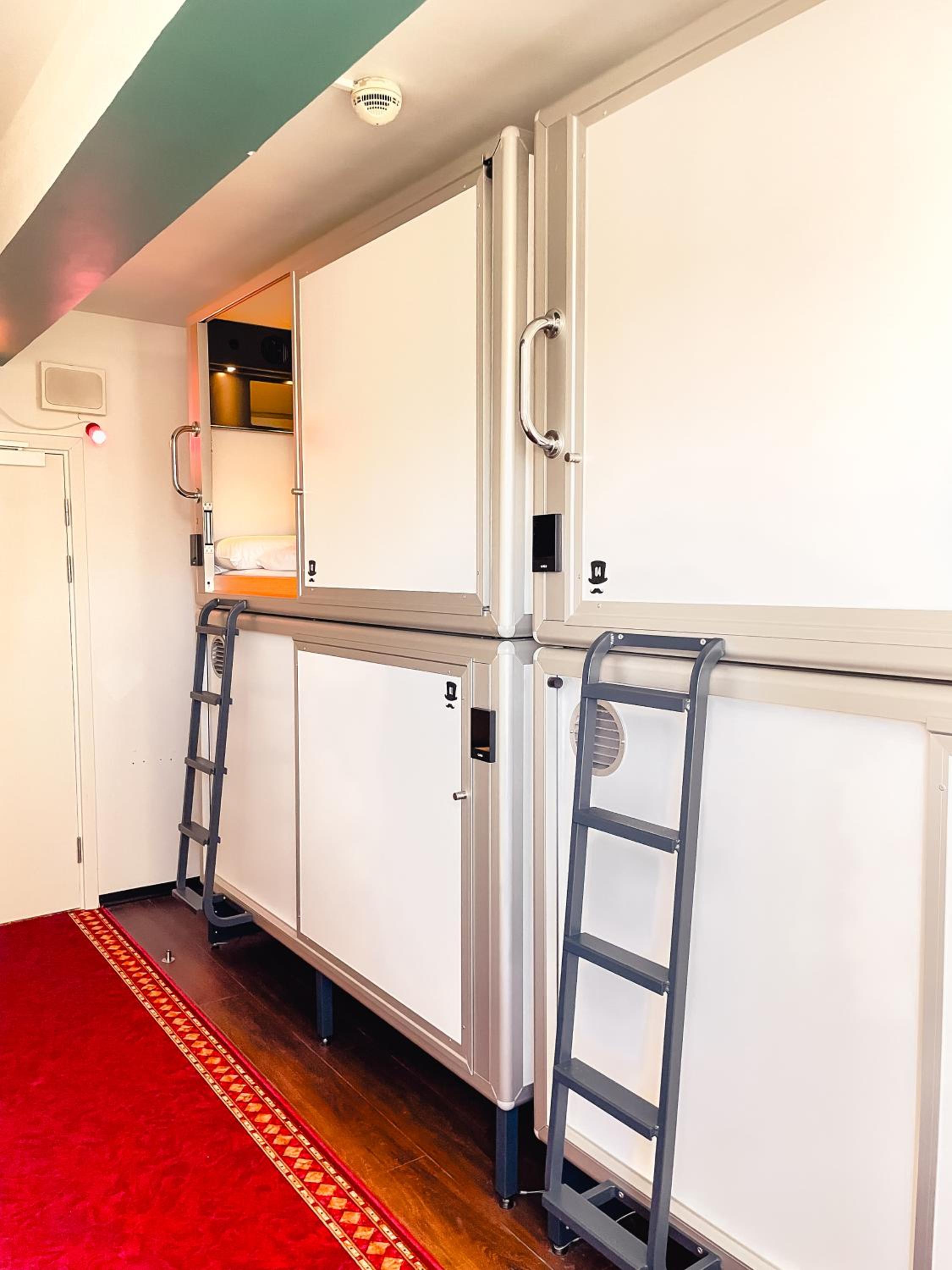 Double bed in a private Capsule (2 pax) - Lower level thumbnail 5