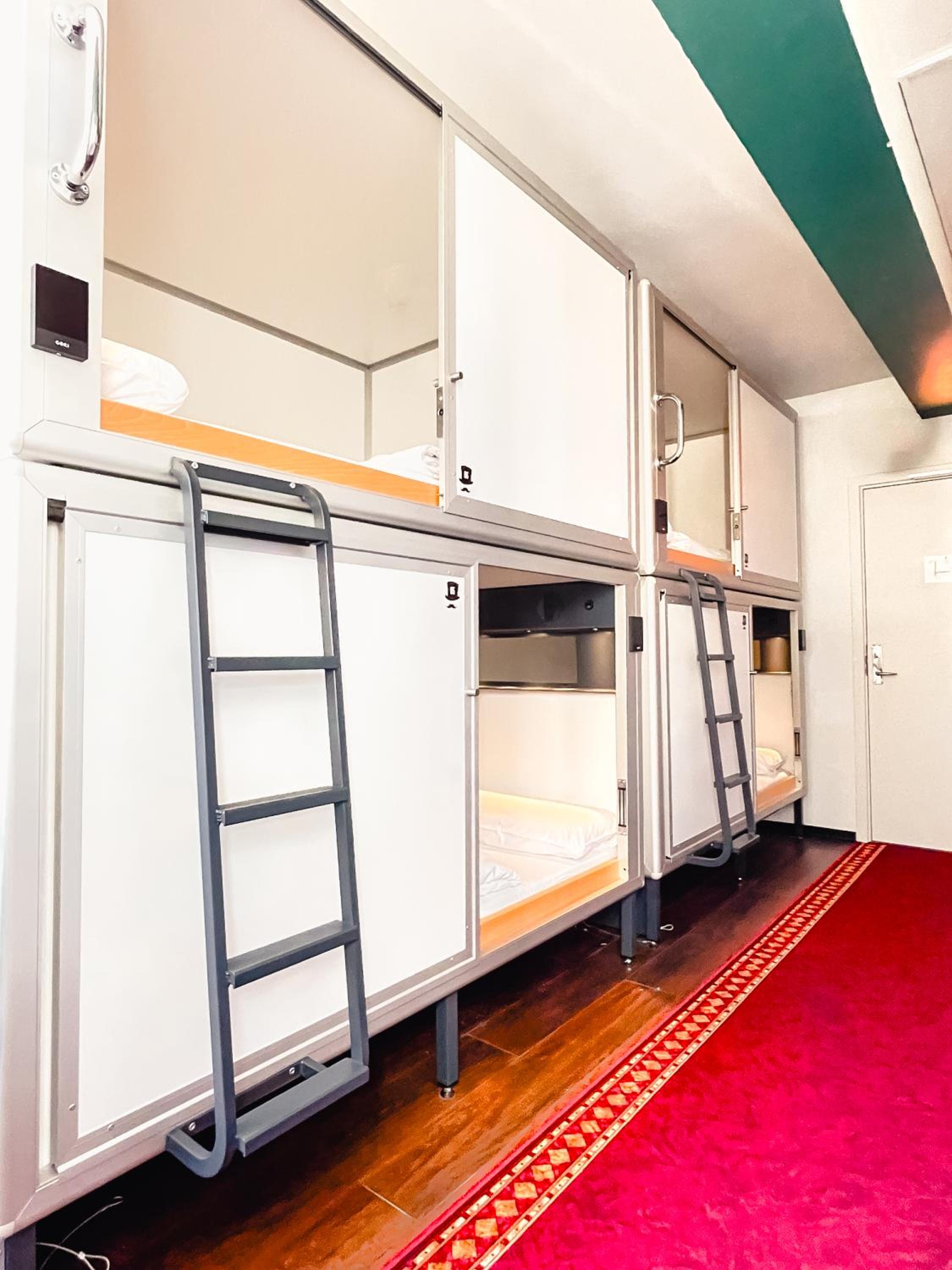 Double bed in a private Capsule (2 pax) - Lower level