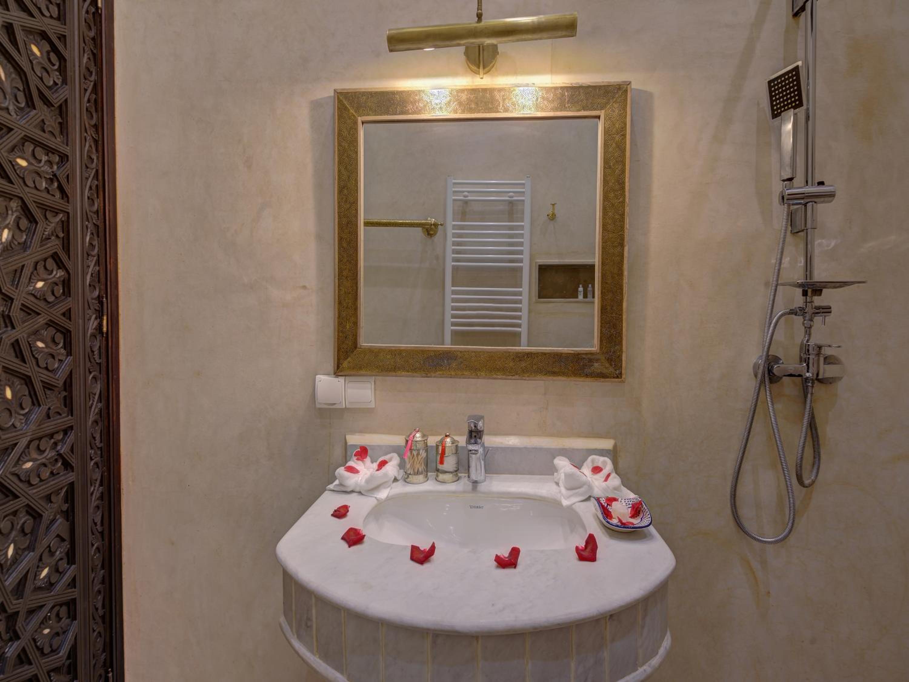 Deluxe Room - Photo 9