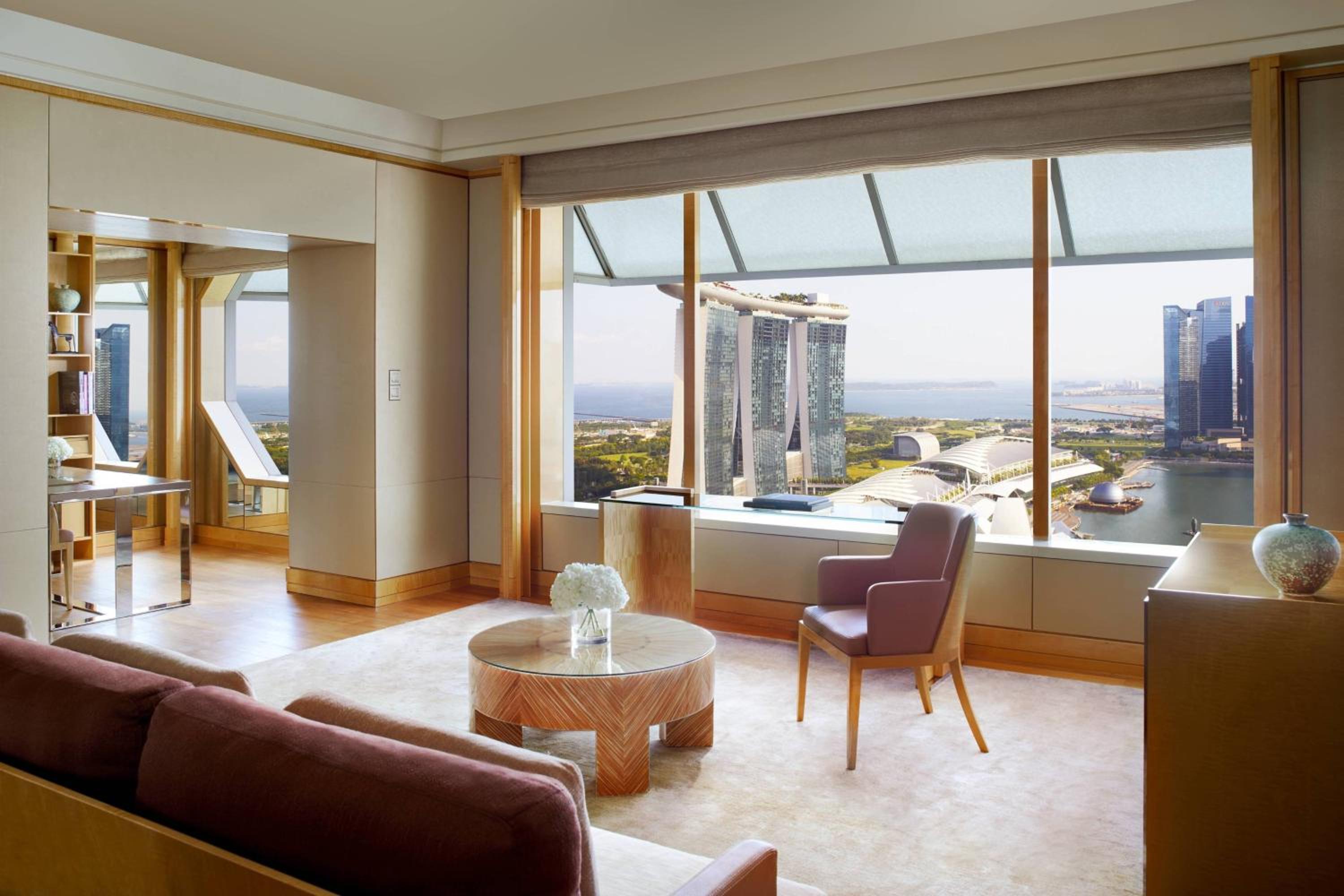 1 Bedroom Millenia Suite, 1 King Bed, Marina Bay View, Lounge Access