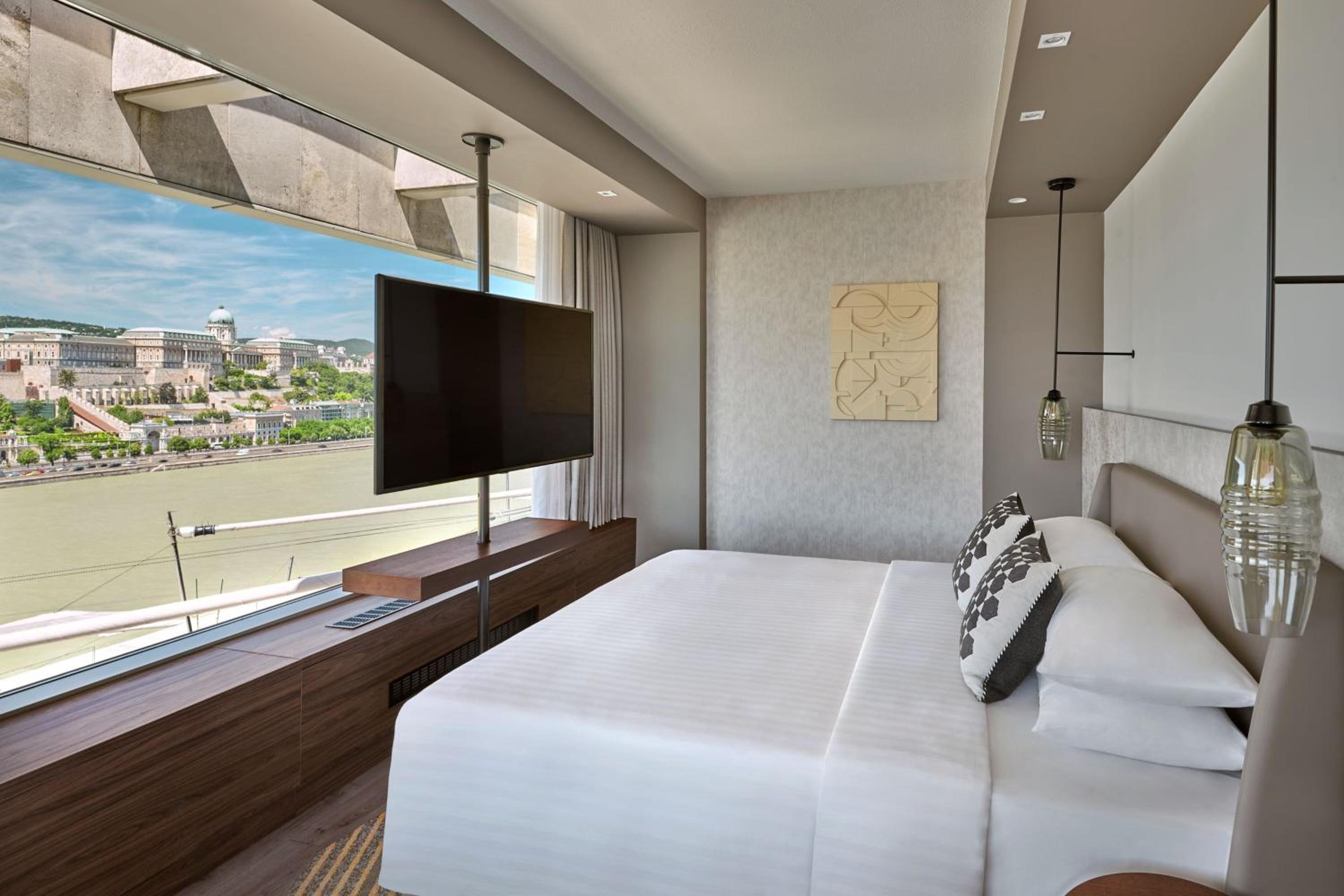 Junior Suite with M Club Lounge Access thumbnail 5