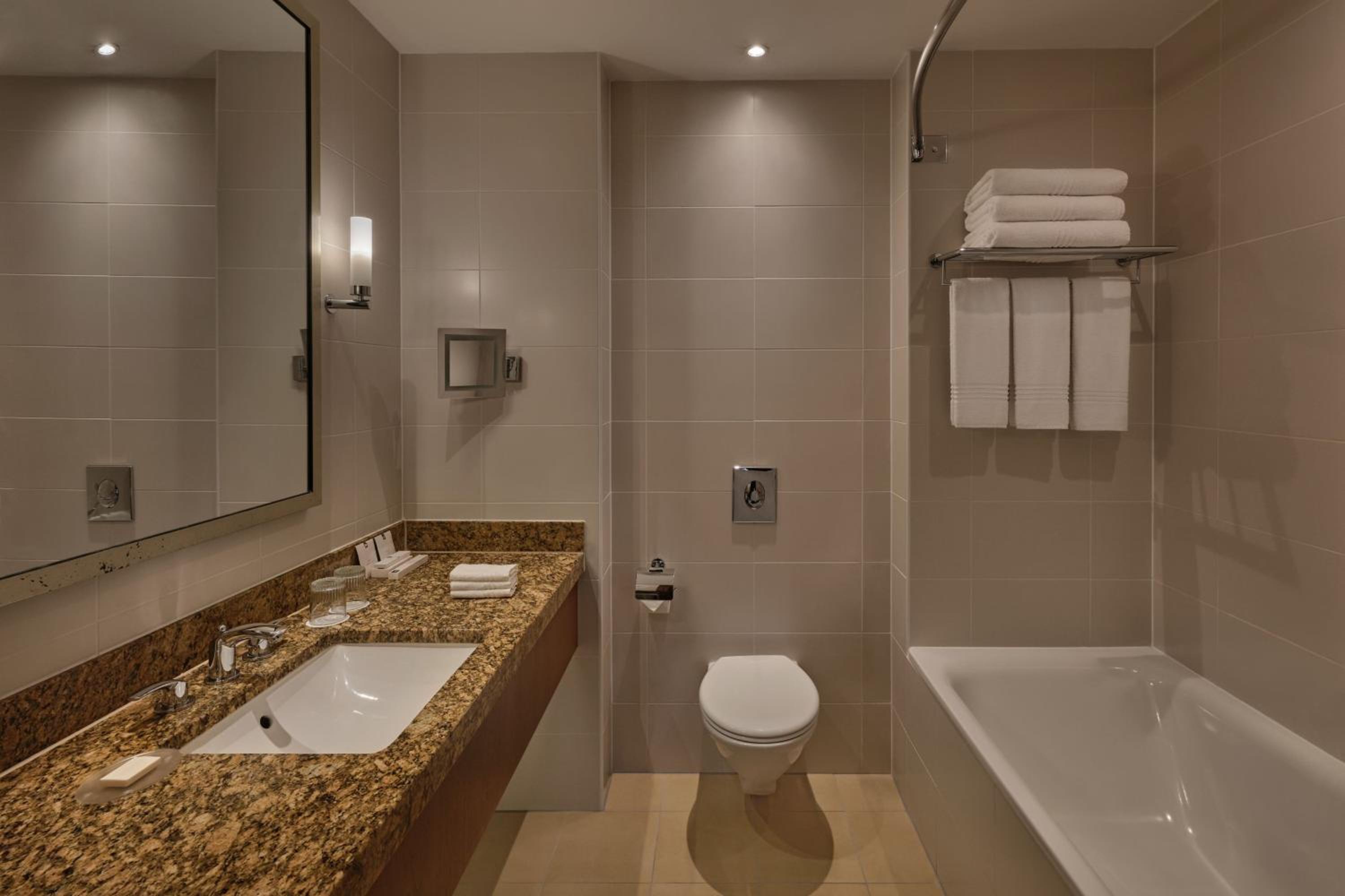 Corner Studio Suite with M Club Lounge Access - Photo 11