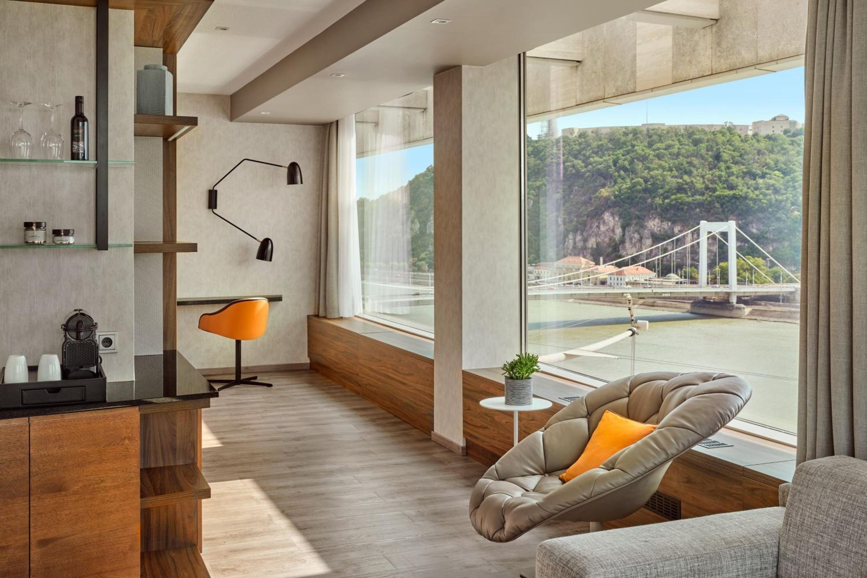 Corner Studio Suite with M Club Lounge Access - Photo 8
