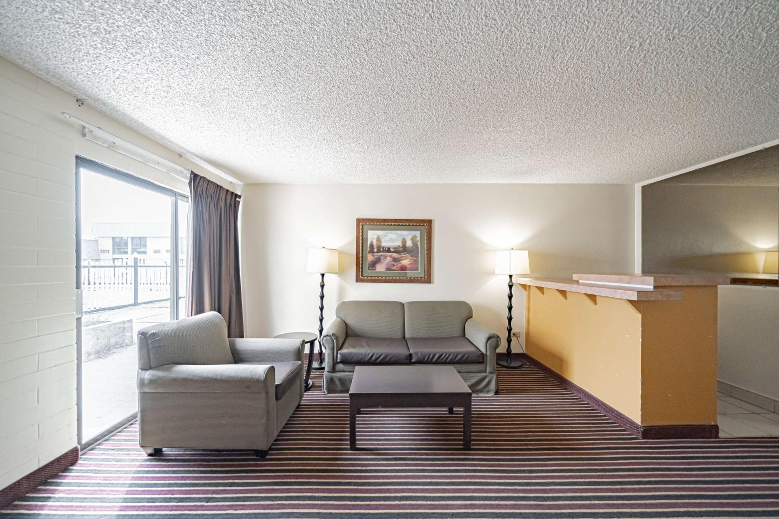 Deluxe Queen Room with Two Queen Beds - Non-Smoking - Photo 2