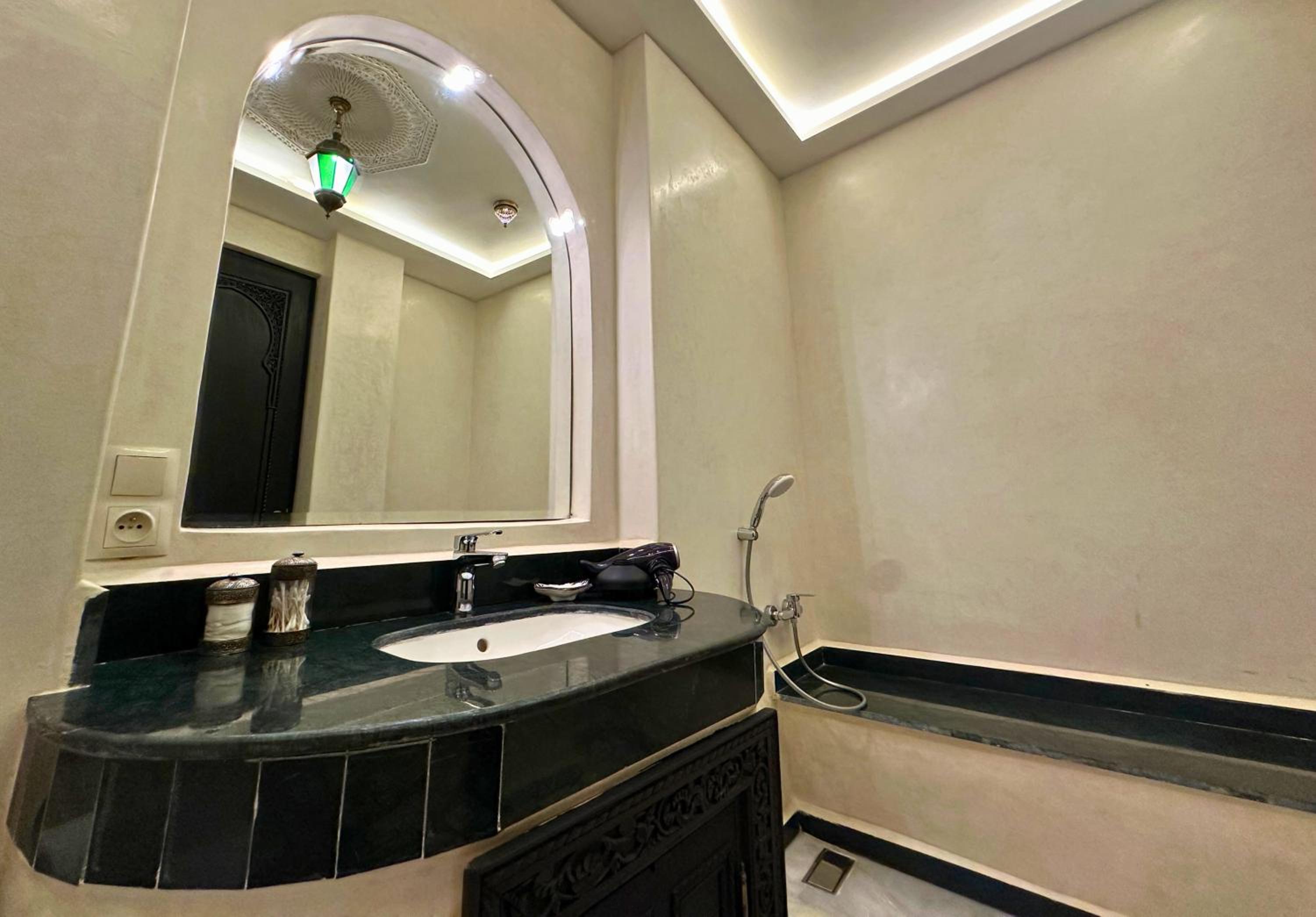 Deluxe Suite - Photo 16