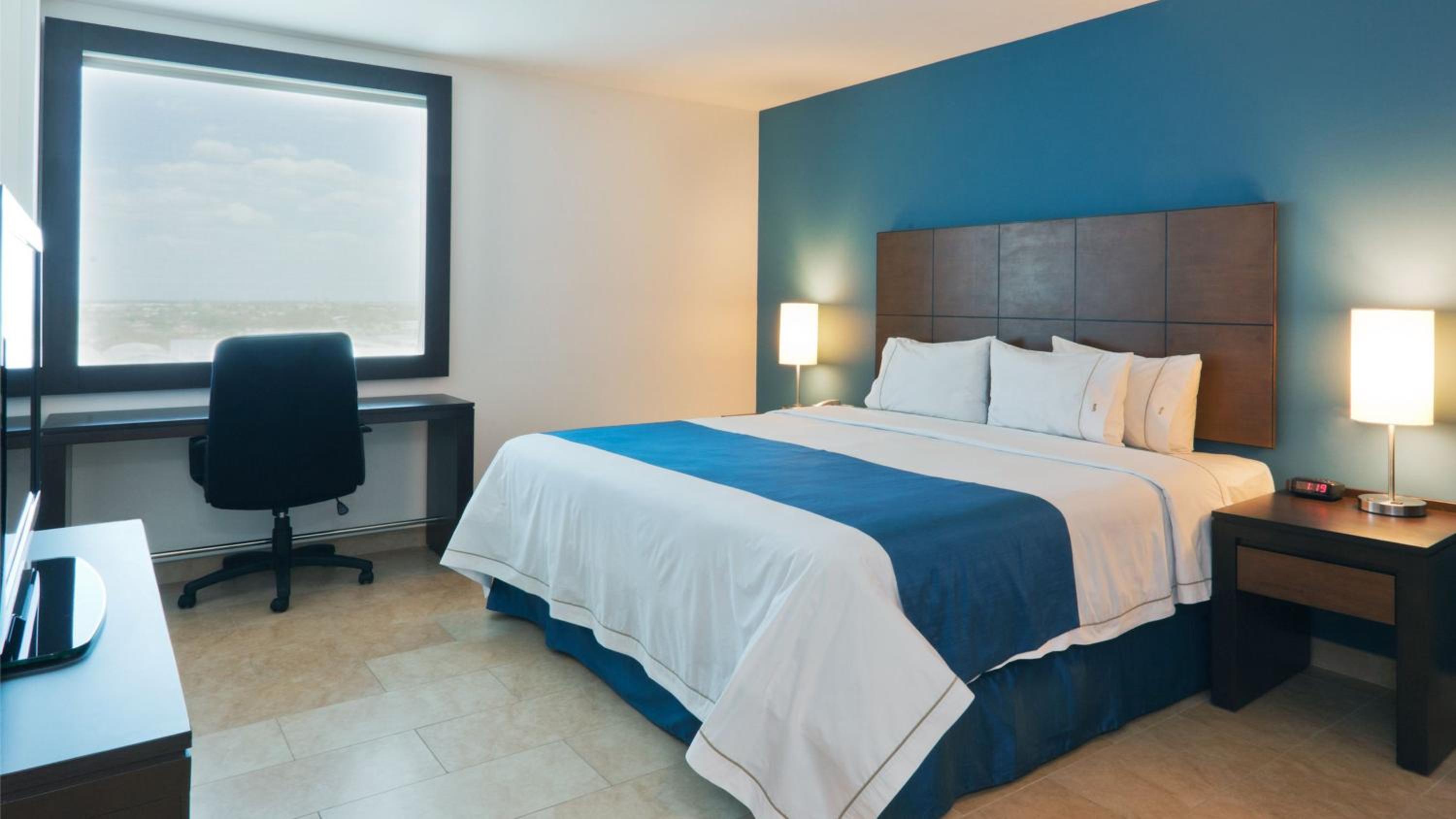 One-Bedroom Suite thumbnail 5