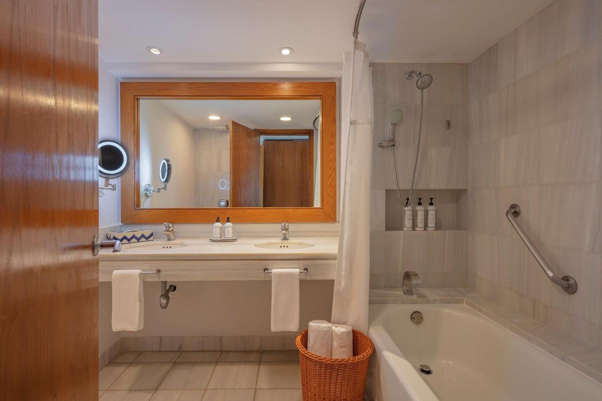 Classic King Room - Club Lounge Access - Photo 2