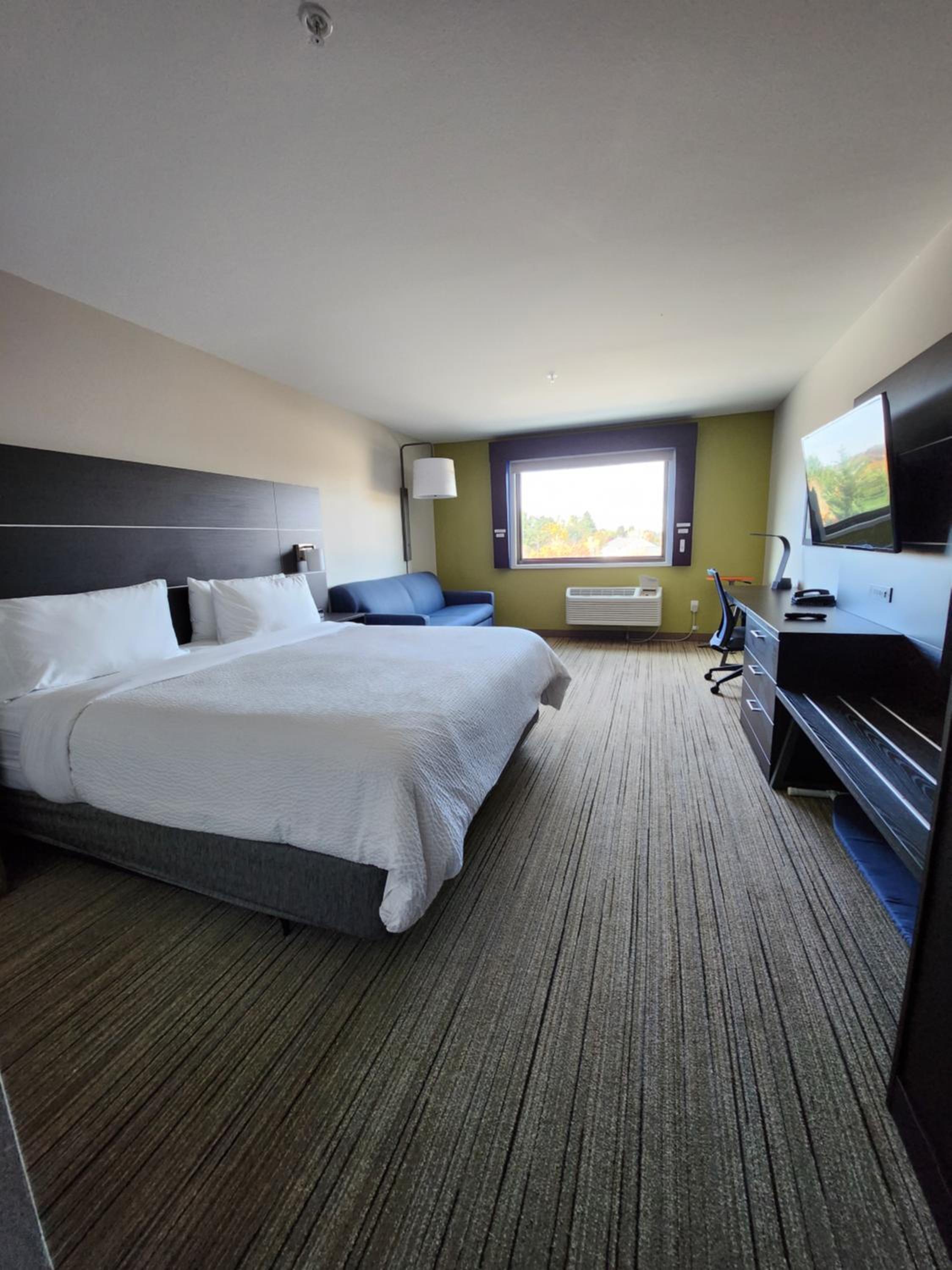 Standard King Room with Roll-in Shower - Mobility Accessible