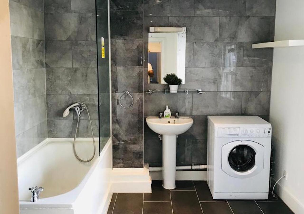 Family Room with Shared Bathroom photo 2