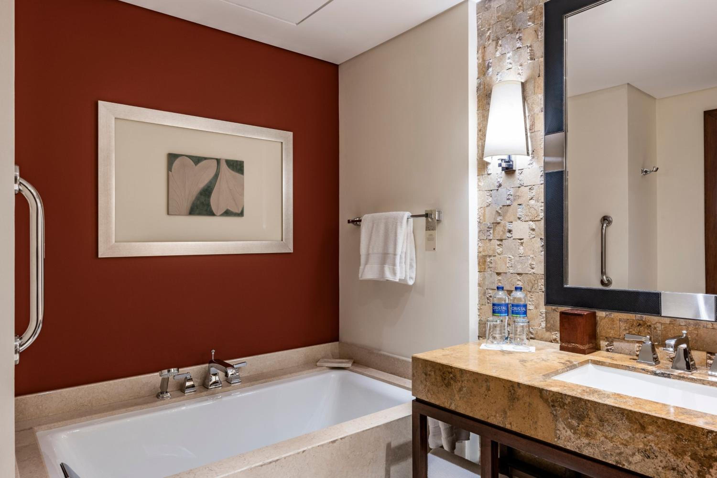 Deluxe King Room - Photo 5
