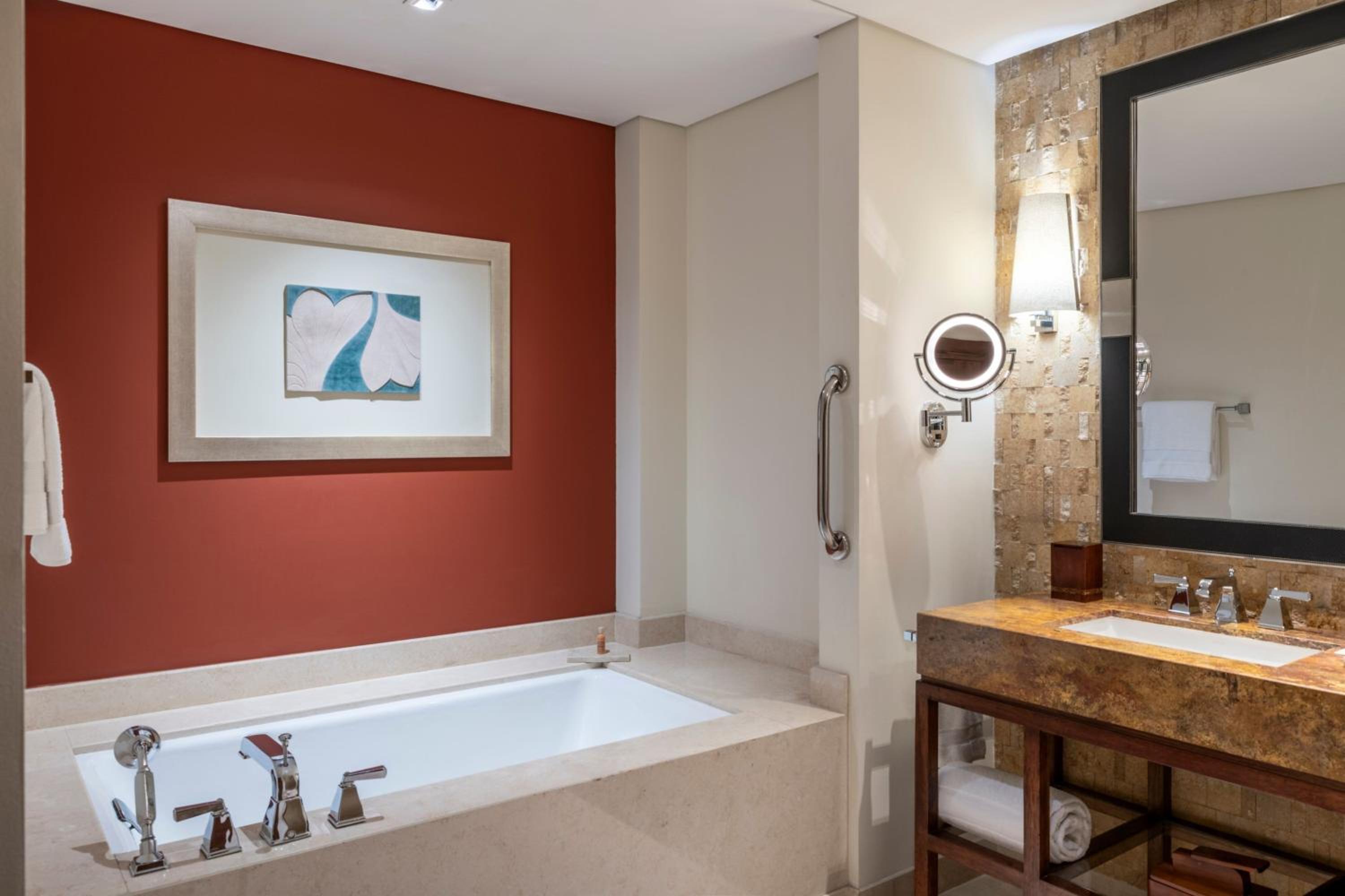 King Suite - Executive Lounge Access - Photo 11