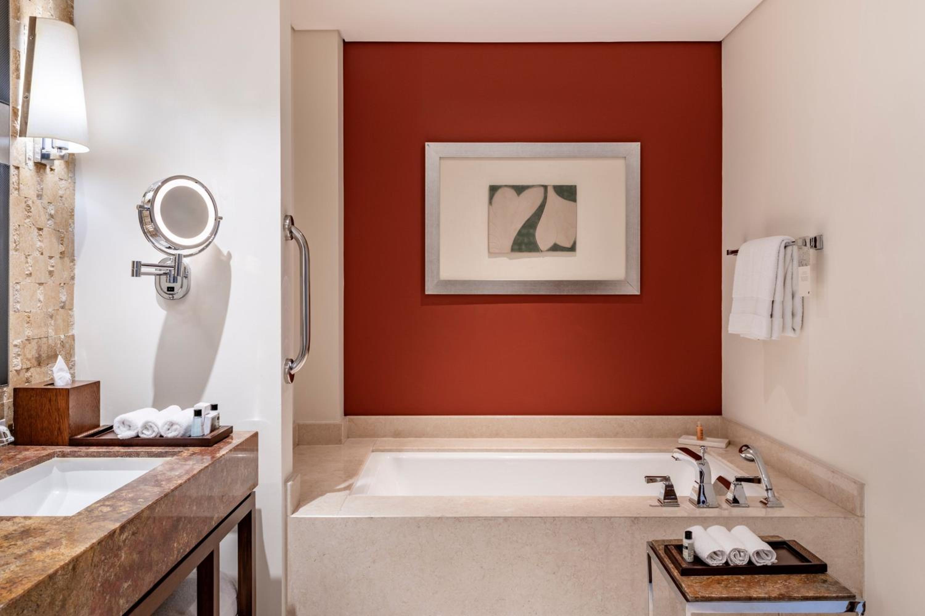 King Suite - Executive Lounge Access - Photo 14