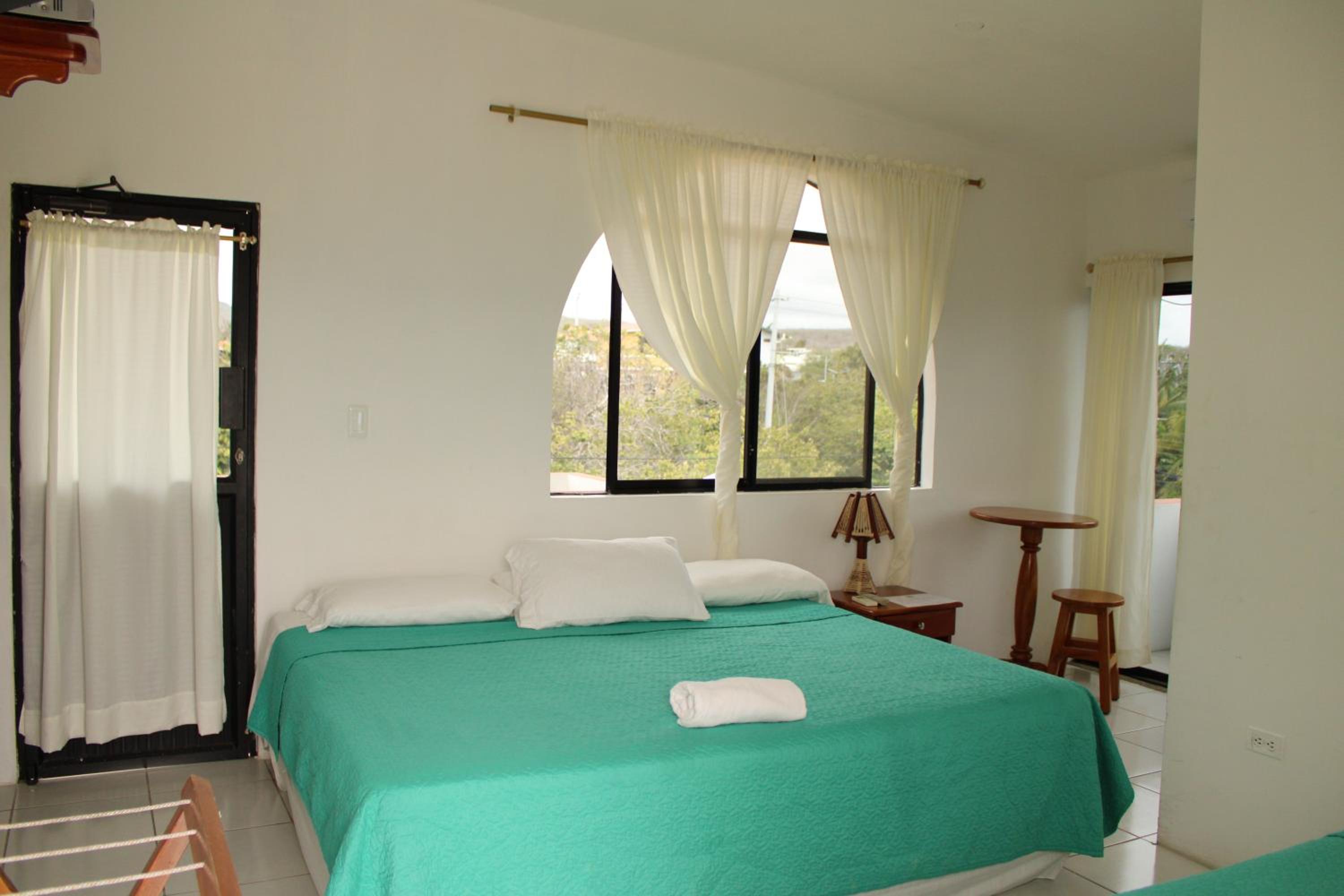 Deluxe Room (2 Adults + 1 Child) with Sea View photo 2