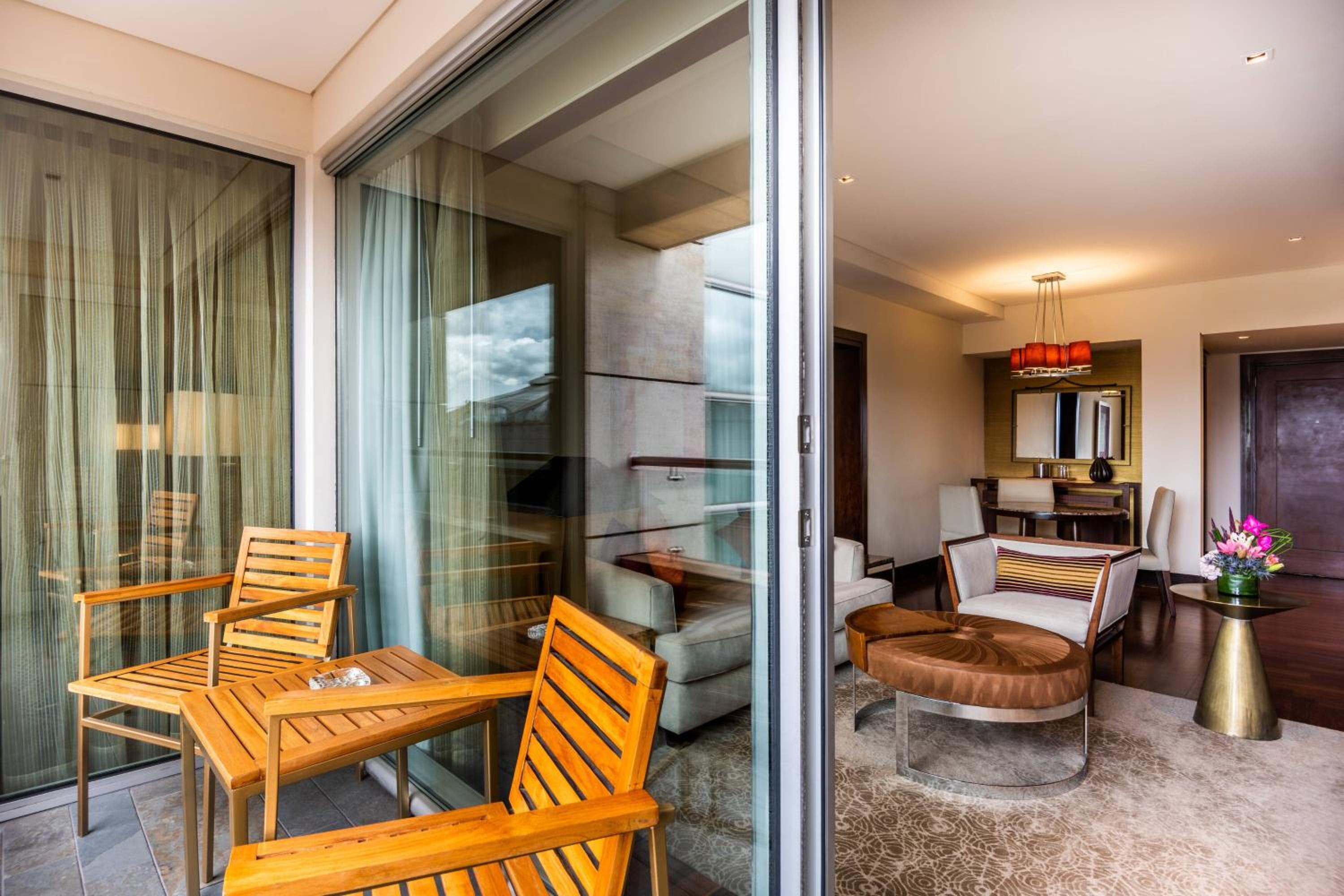 King Suite - Executive Lounge Access - Photo 25