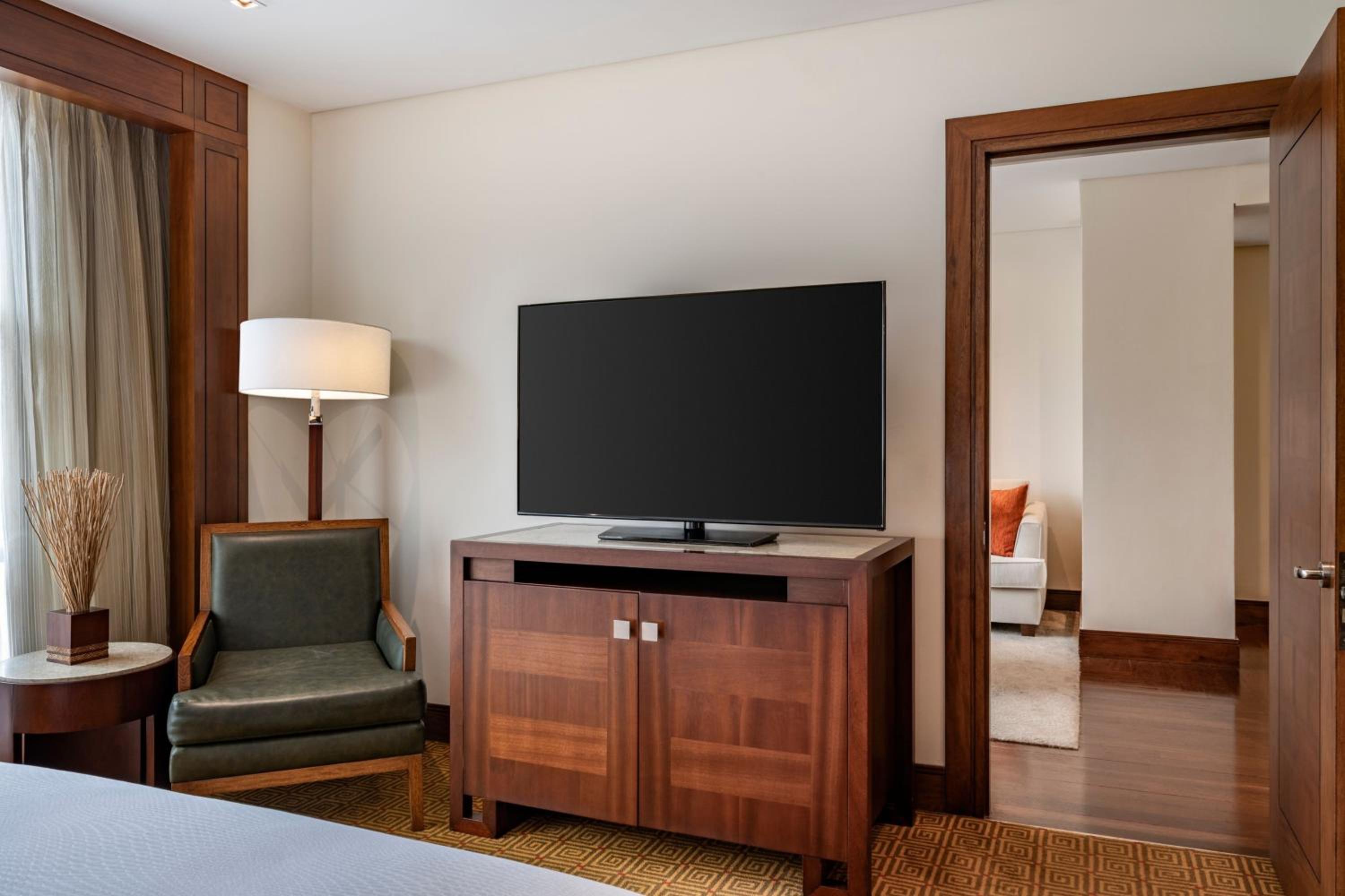 King Suite - Executive Lounge Access - Photo 22